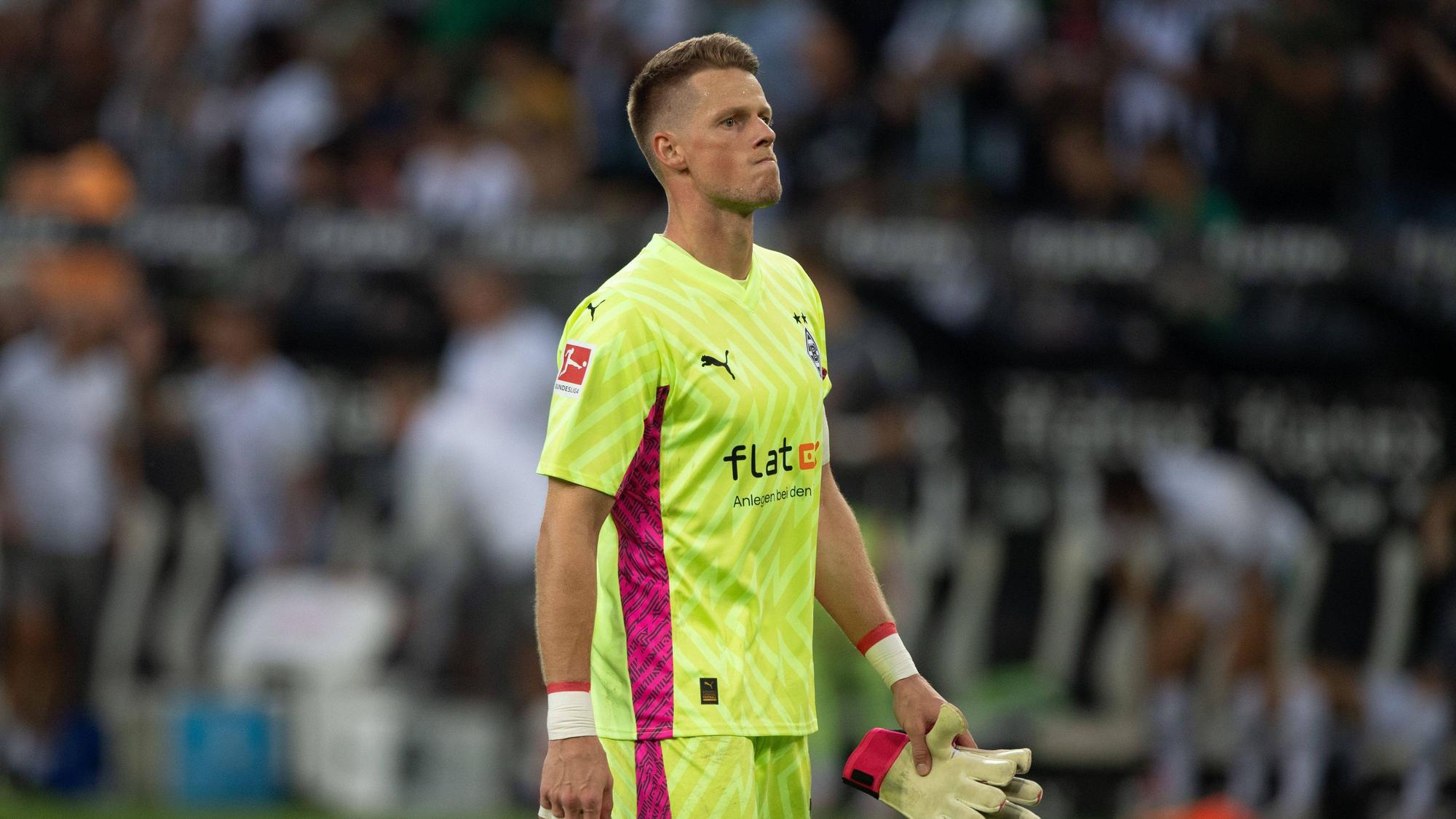 Jonas Omlin schaut nach dem 0:3 von Borussia Mönchengladbach gegen Bayer Leverkusen in die Fan-Kurve.