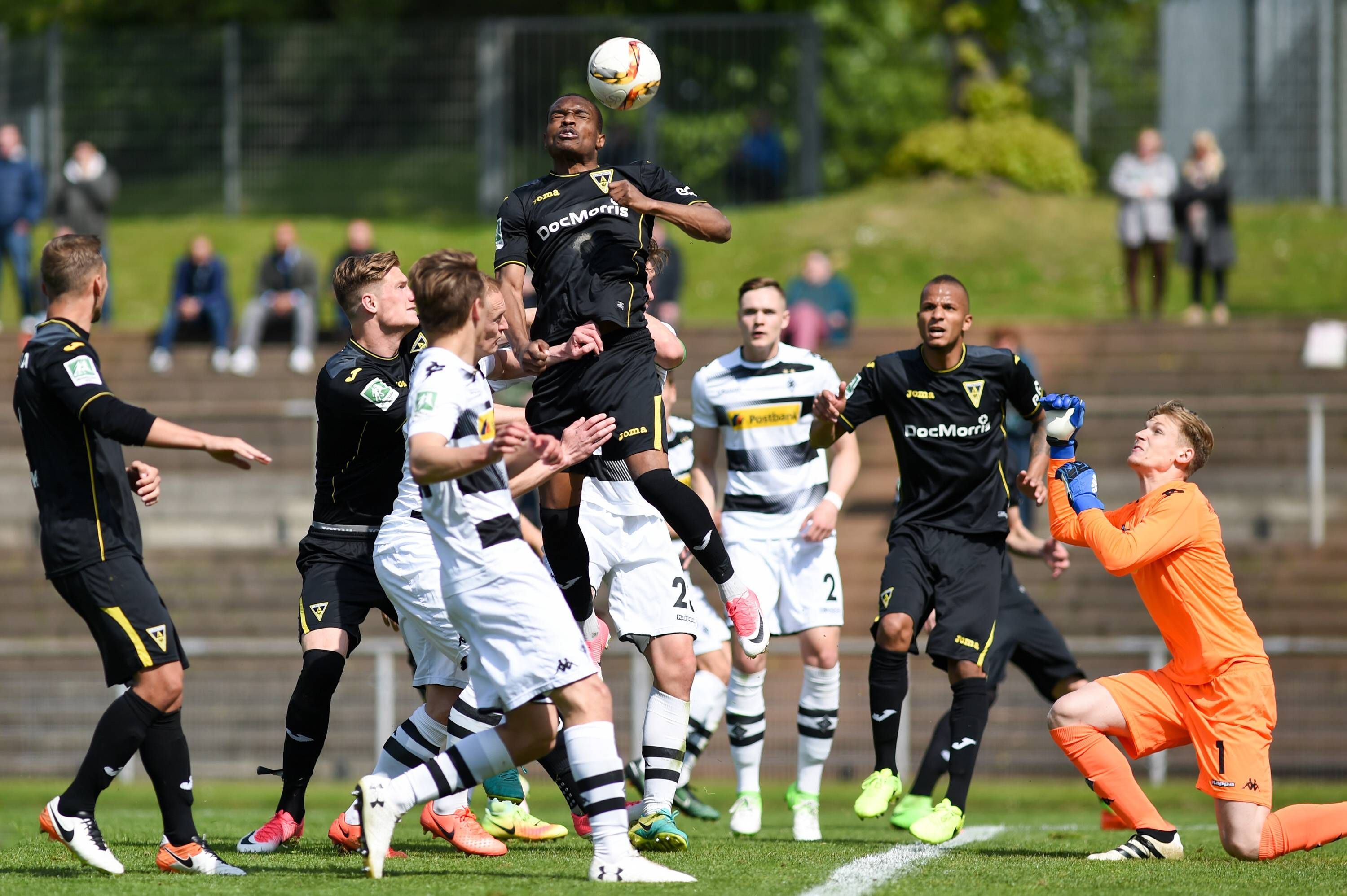 Joy-Lance Mickels setzt im Regionalliga-Spiel von Alemannia Aachen gegen die U23 von Borussia Mönchengladbach am 29. April 2017 zum Kopfball an.