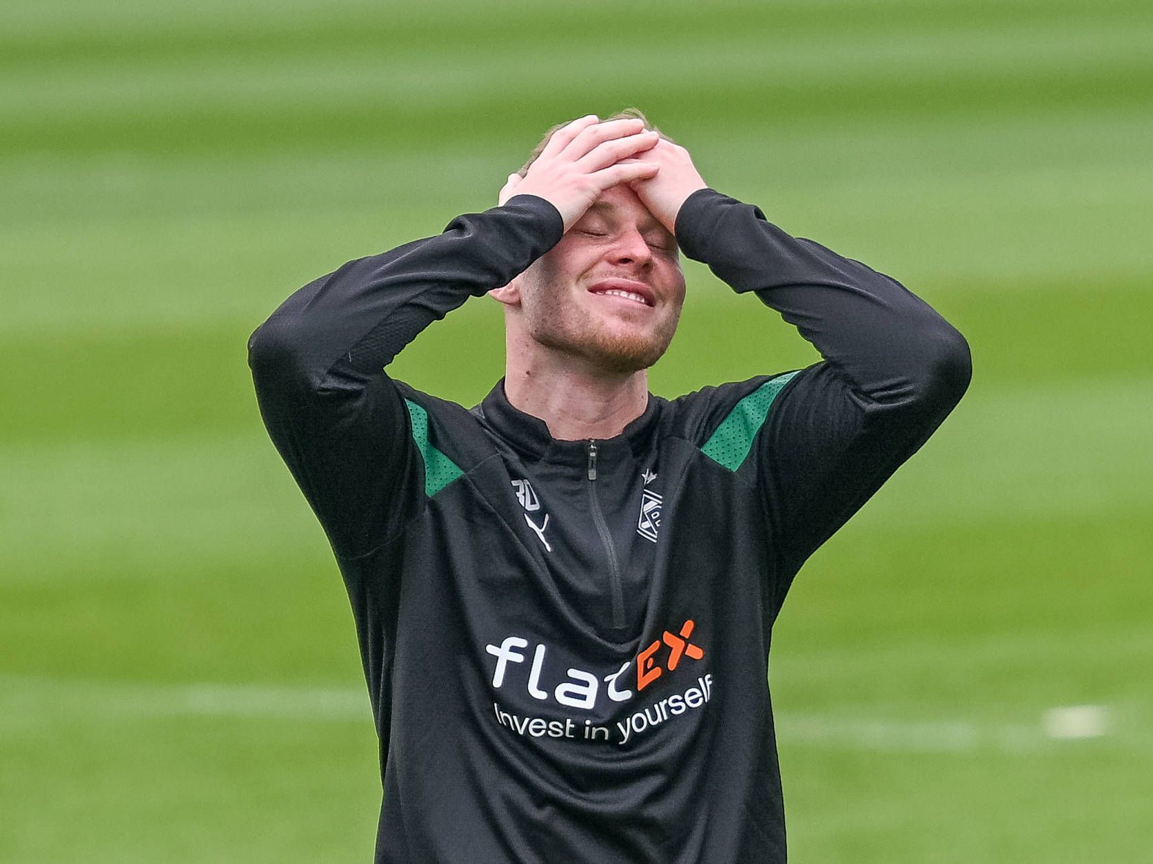 Nico Elvedi fasst sich im Training von Borussia Mönchengladbach am 7. April 2023 mit beiden Händen an den Kopf.