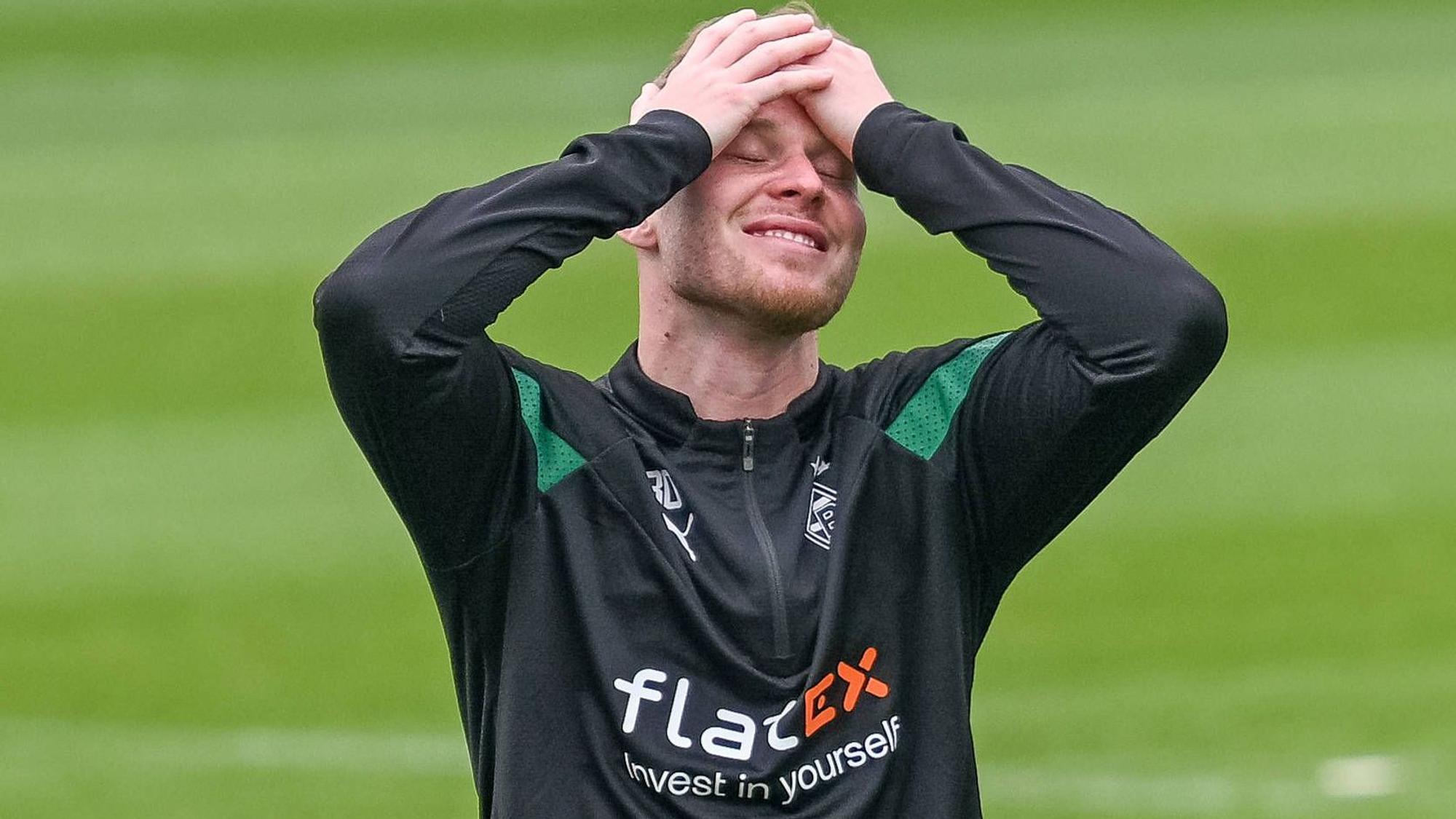Nico Elvedi fasst sich im Training von Borussia Mönchengladbach am 7. April 2023 mit beiden Händen an den Kopf.