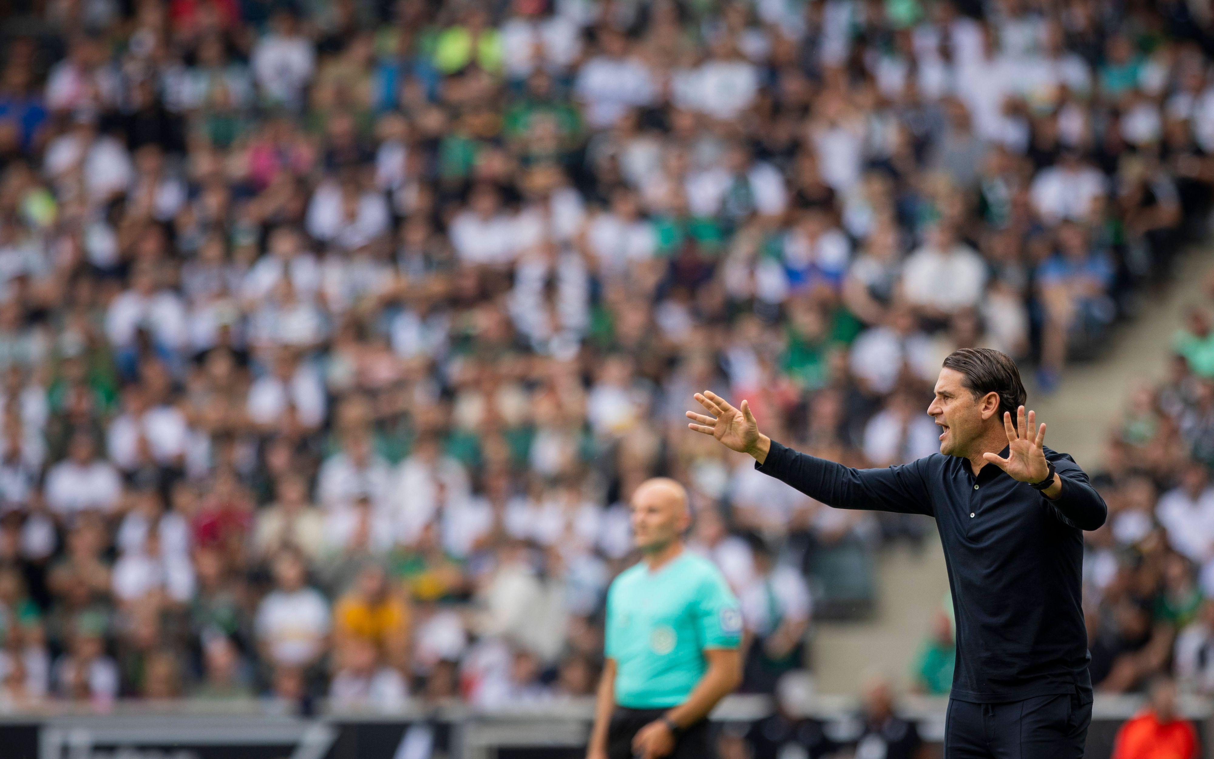 Gerardo Seoane gestikuliert im Spiel von Borussia Mönchengladbach gegen Bayer Leverkusen am 26. August 2023.