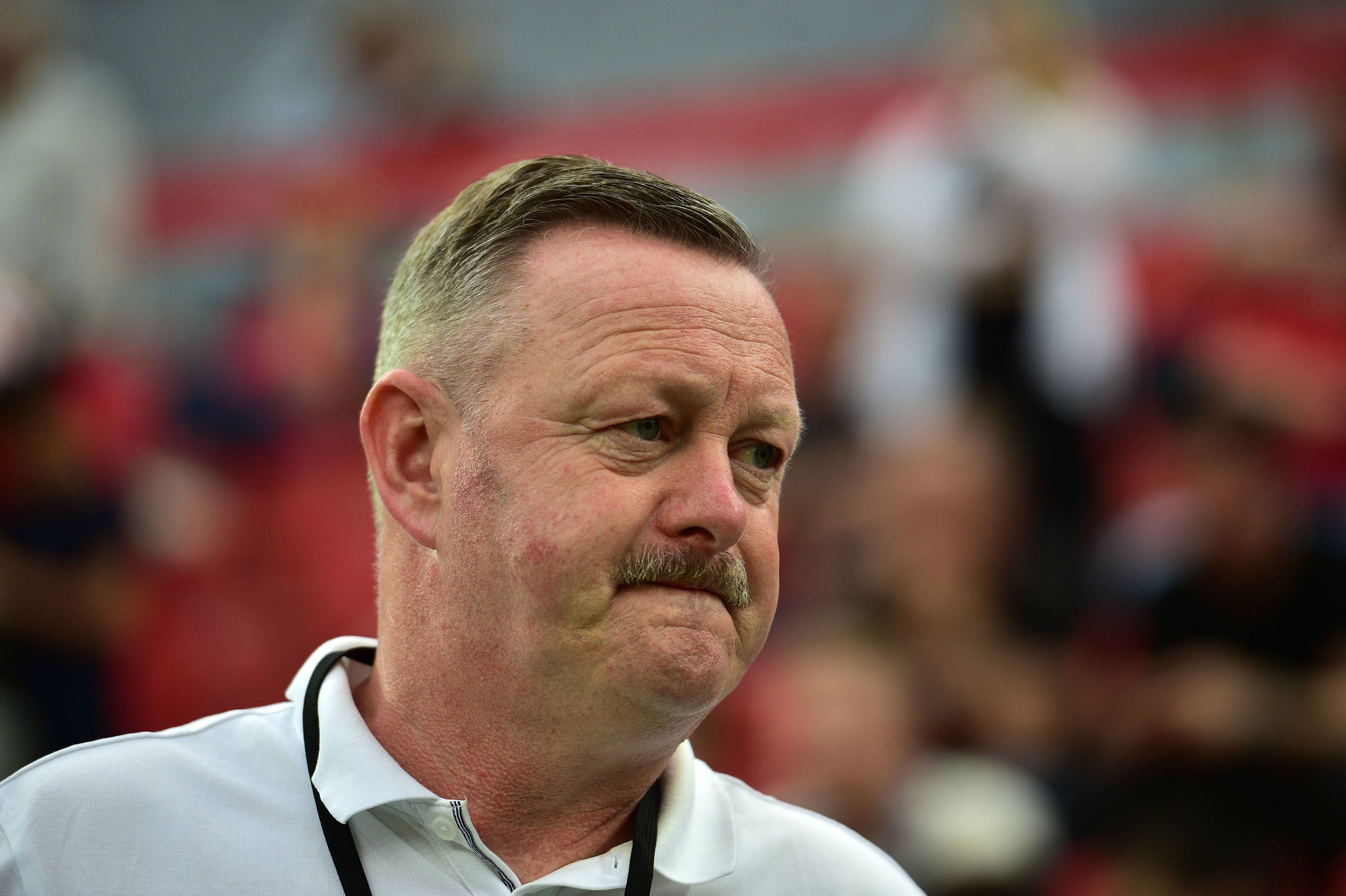 Roland Virkus blickt bei einem Bundesliga-Spiel von Borussia Mönchengladbach zur Seite.