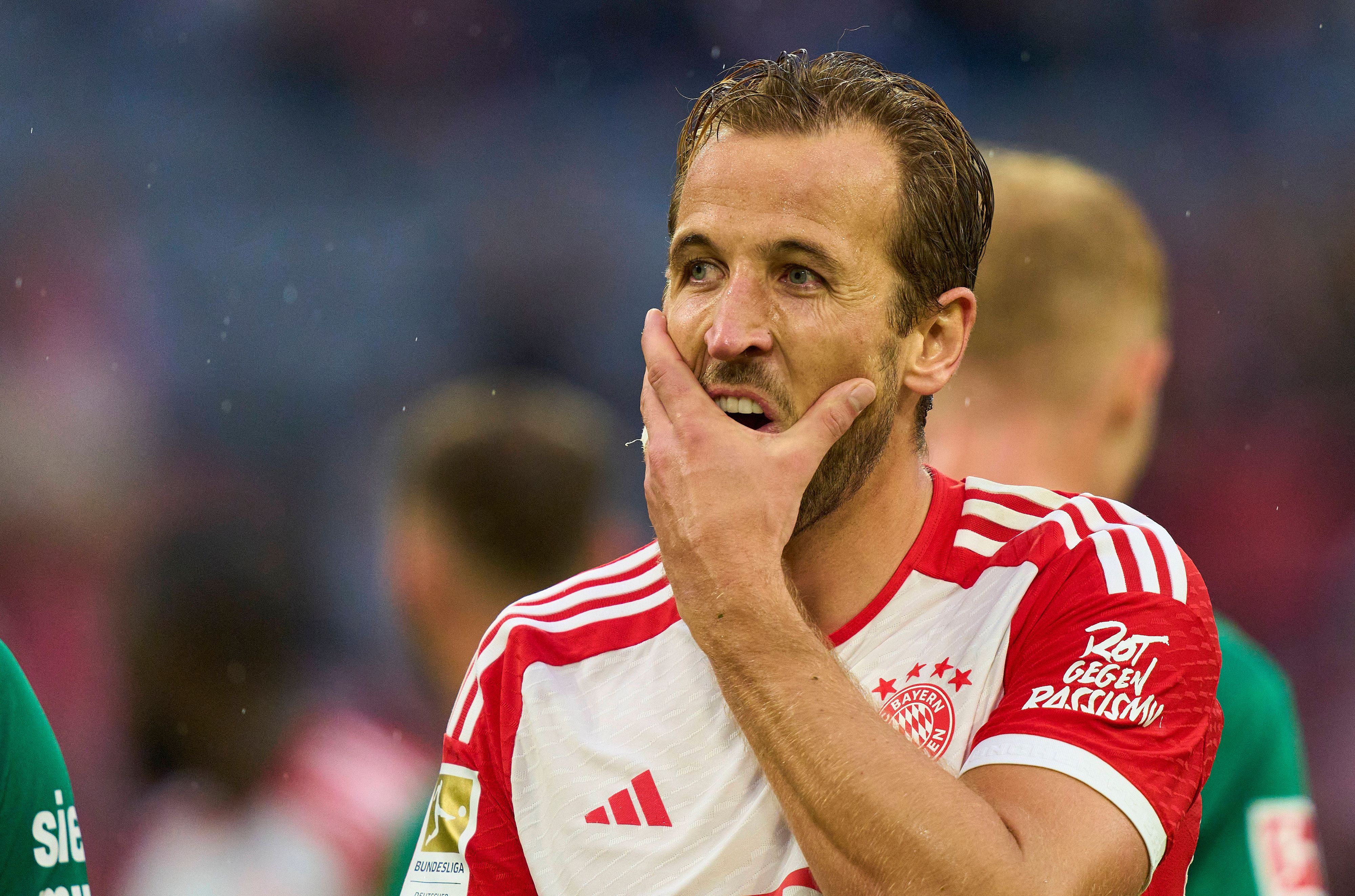 Harry Kane fasst sich nach dem Spiel von Bayern München gegen den FC Augsburg am 27. August 2023 ins Gesicht.