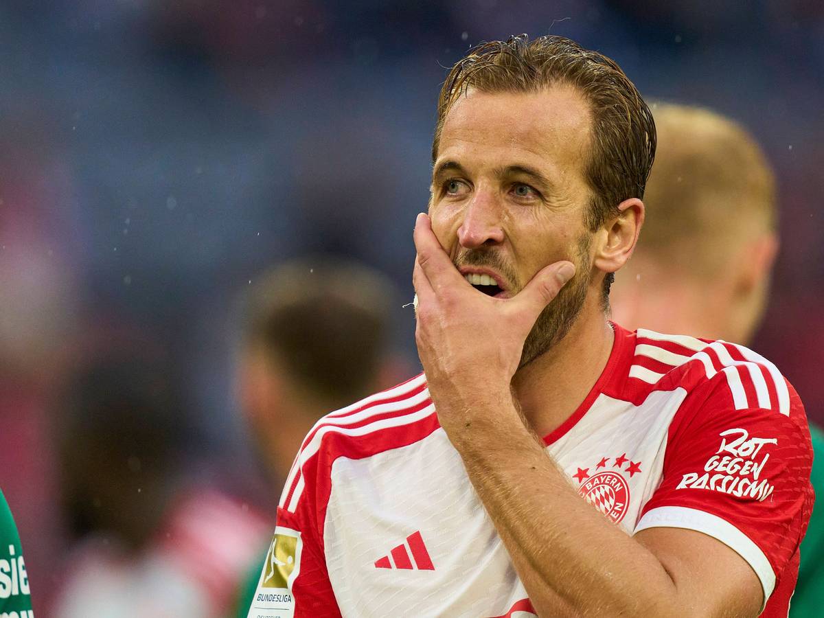 Harry Kane fasst sich nach dem Spiel von Bayern München gegen den FC Augsburg am 27. August 2023 ins Gesicht.