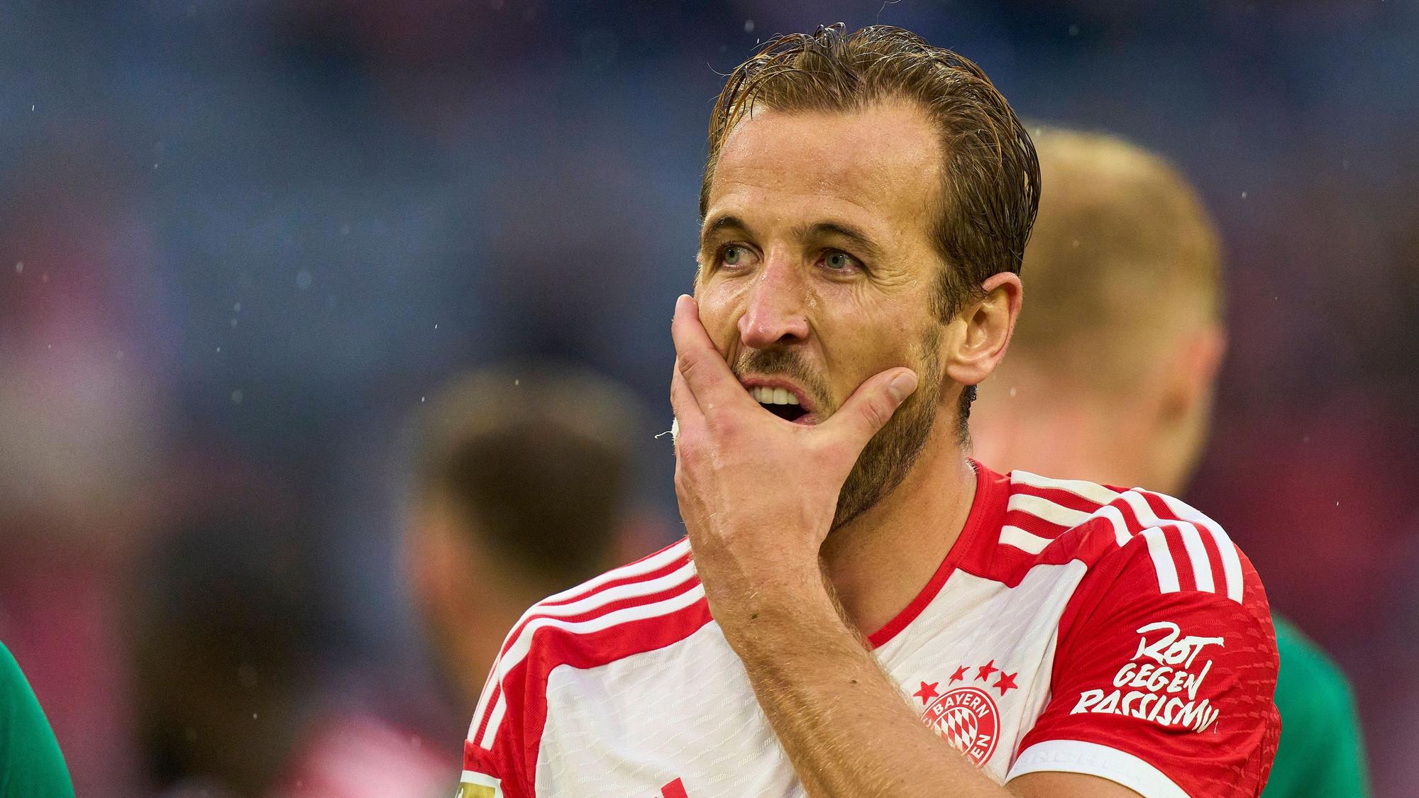 Harry Kane fasst sich nach dem Spiel von Bayern München gegen den FC Augsburg am 27. August 2023 ins Gesicht.