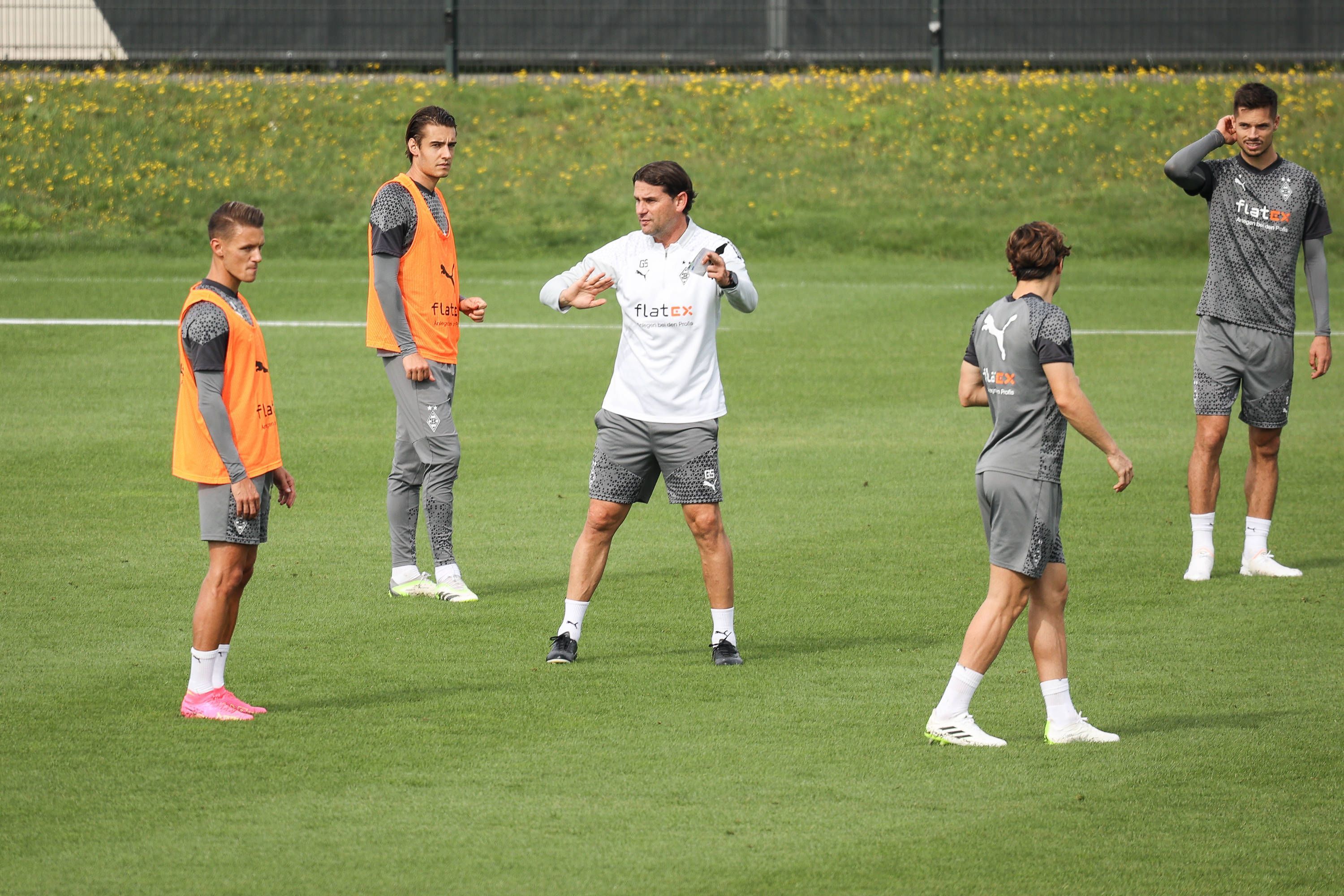 Gerardo Seoane (M.) gibt den Spielern im Training am 29. August 2023 Anweisungen.