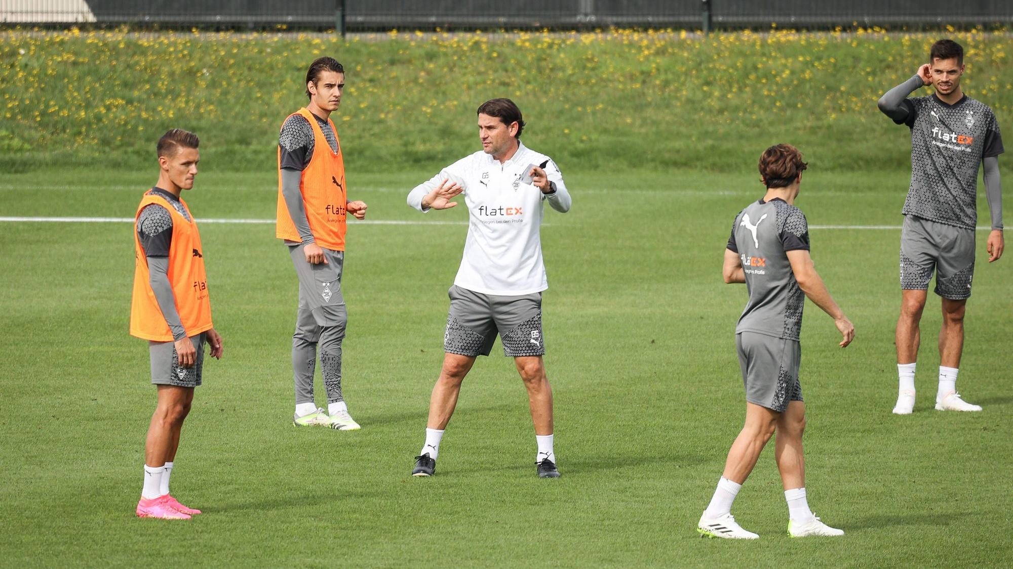Gerardo Seoane (M.) gibt den Spielern im Training am 29. August 2023 Anweisungen.
