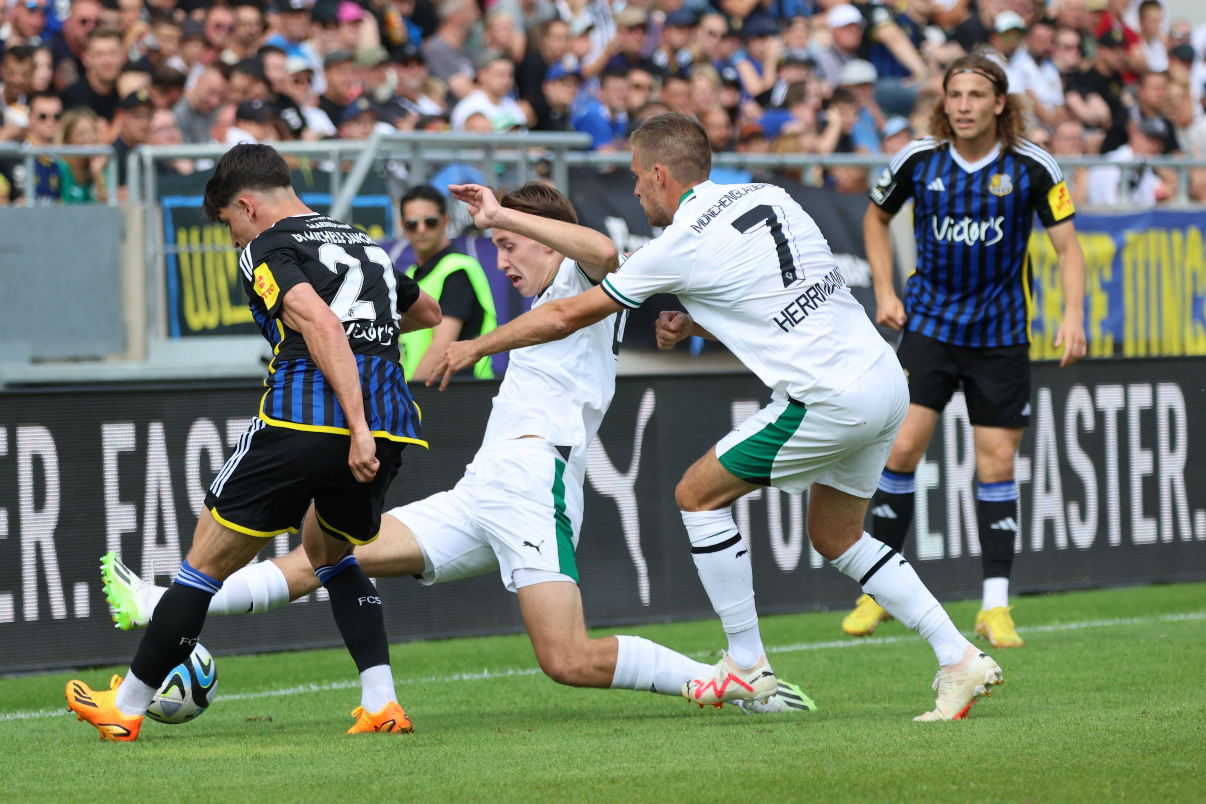 Simon Walde grätscht den Ball beim Testspiel von Borussia Mönchengladbach gegen Saarbrücken am 22. Juli 2023 weg.