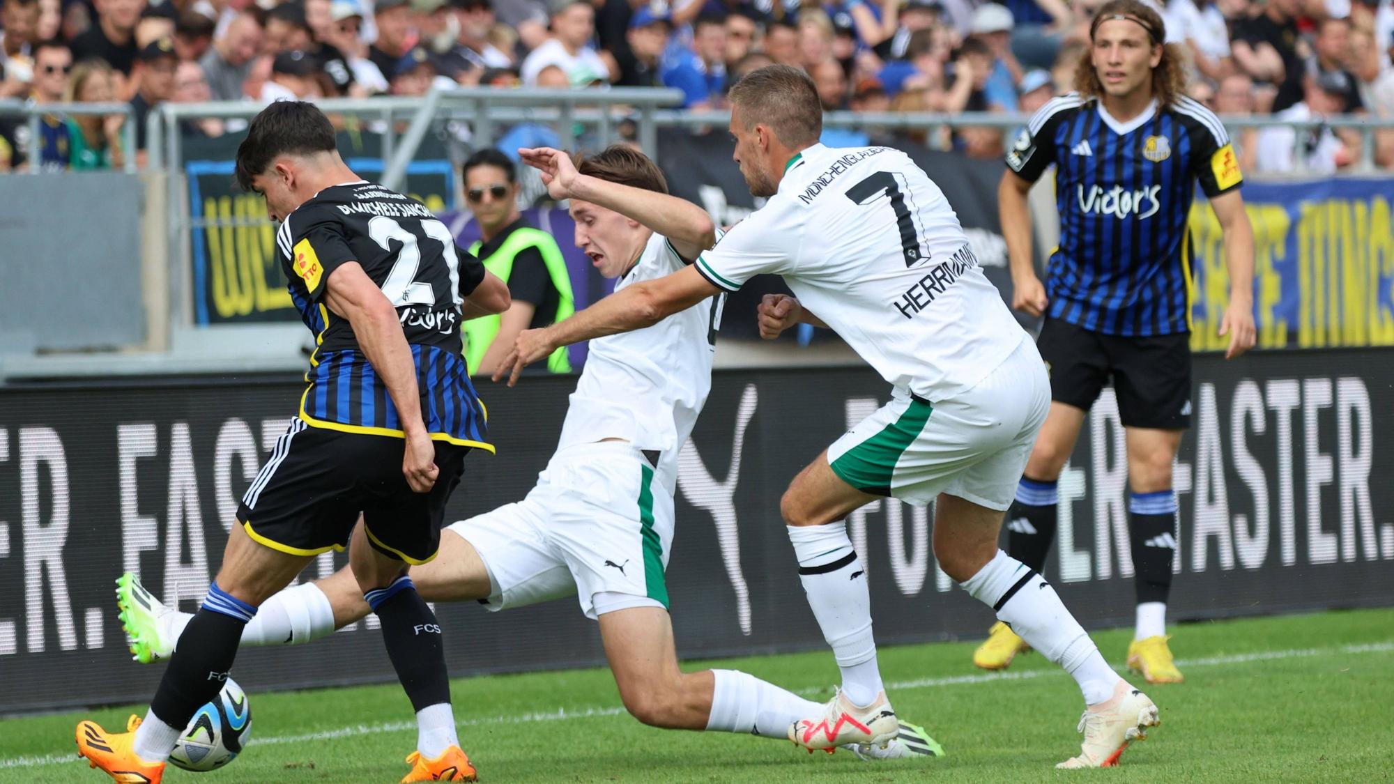 Simon Walde grätscht den Ball beim Testspiel von Borussia Mönchengladbach gegen Saarbrücken am 22. Juli 2023 weg.