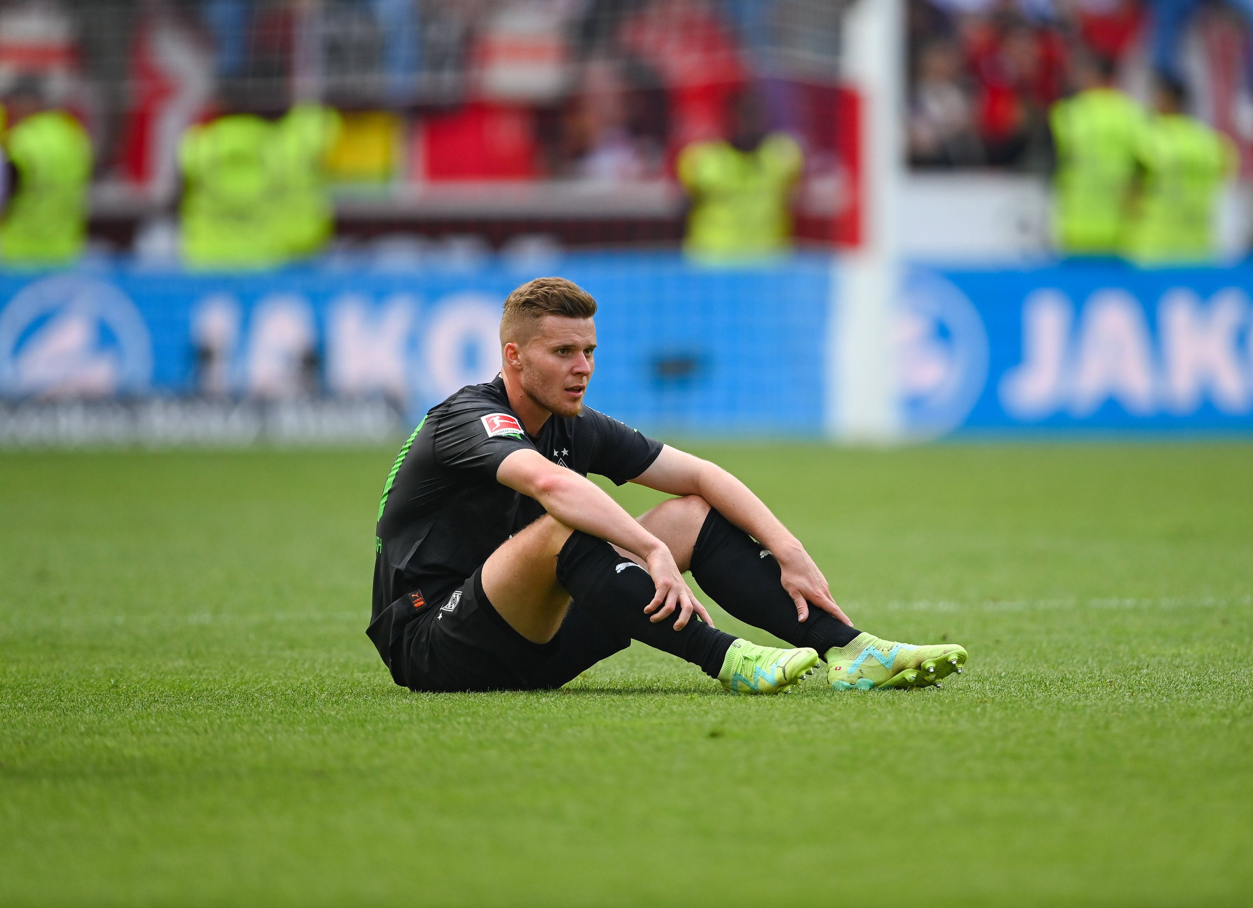 Nico Elvedi sitzt nach dem Bundesliga-Spiel von Borussia Mönchengladbach beim VfB Stuttgart am 29. April 2023 auf dem Rasen.