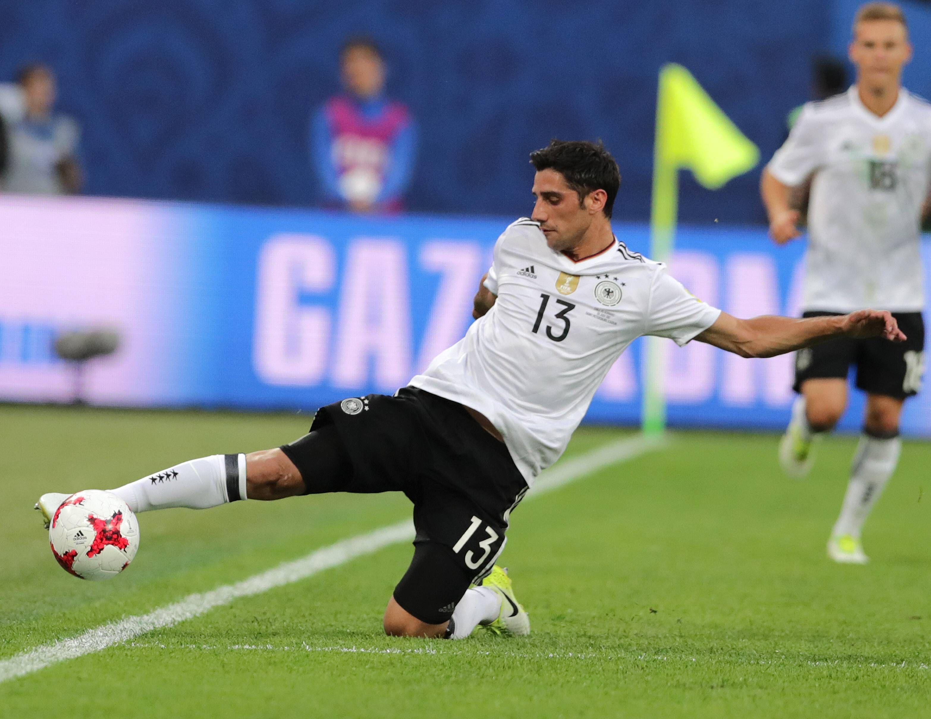 Lars Stindl gewann 2017 mit der deutschen Nationalmannschaft den Confed-Cup. Das Foto zeigt ihn am 2. Juni 2017 beim Match gegen Chile am Ball in St. Petersburg.
