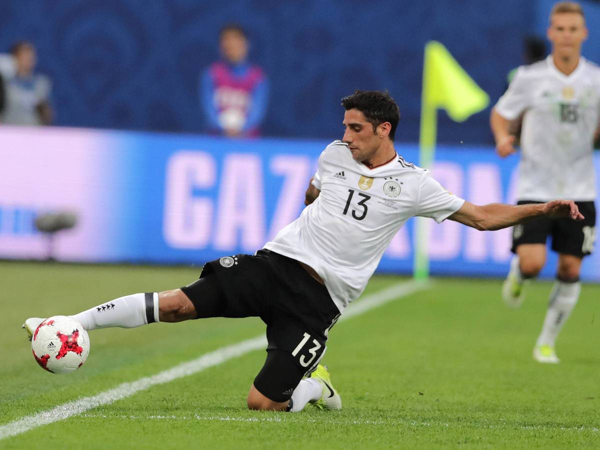 Lars Stindl gewann 2017 mit der deutschen Nationalmannschaft den Confed-Cup. Das Foto zeigt ihn am 2. Juni 2017 beim Match gegen Chile am Ball in St. Petersburg.
