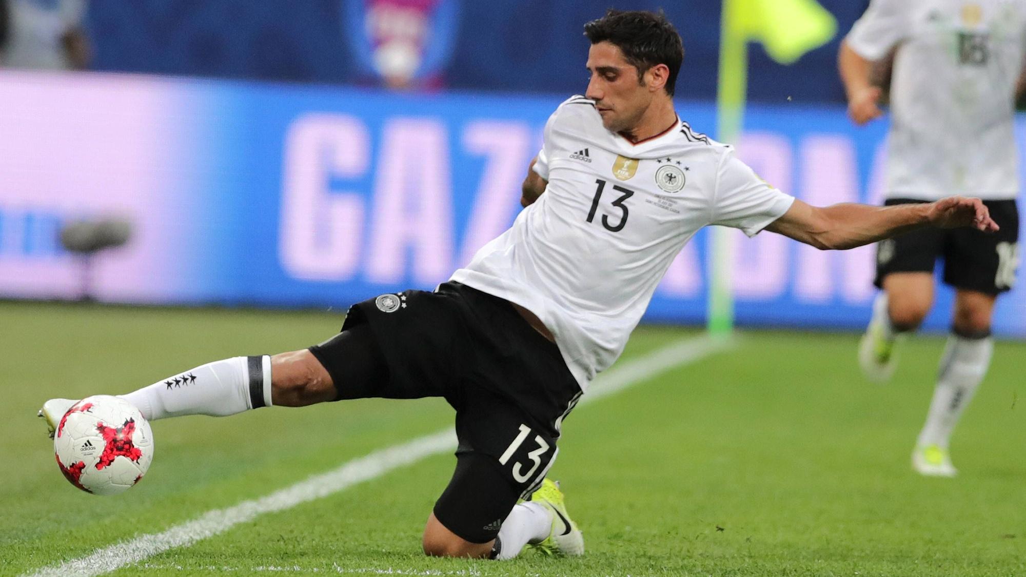 Lars Stindl gewann 2017 mit der deutschen Nationalmannschaft den Confed-Cup. Das Foto zeigt ihn am 2. Juni 2017 beim Match gegen Chile am Ball in St. Petersburg.