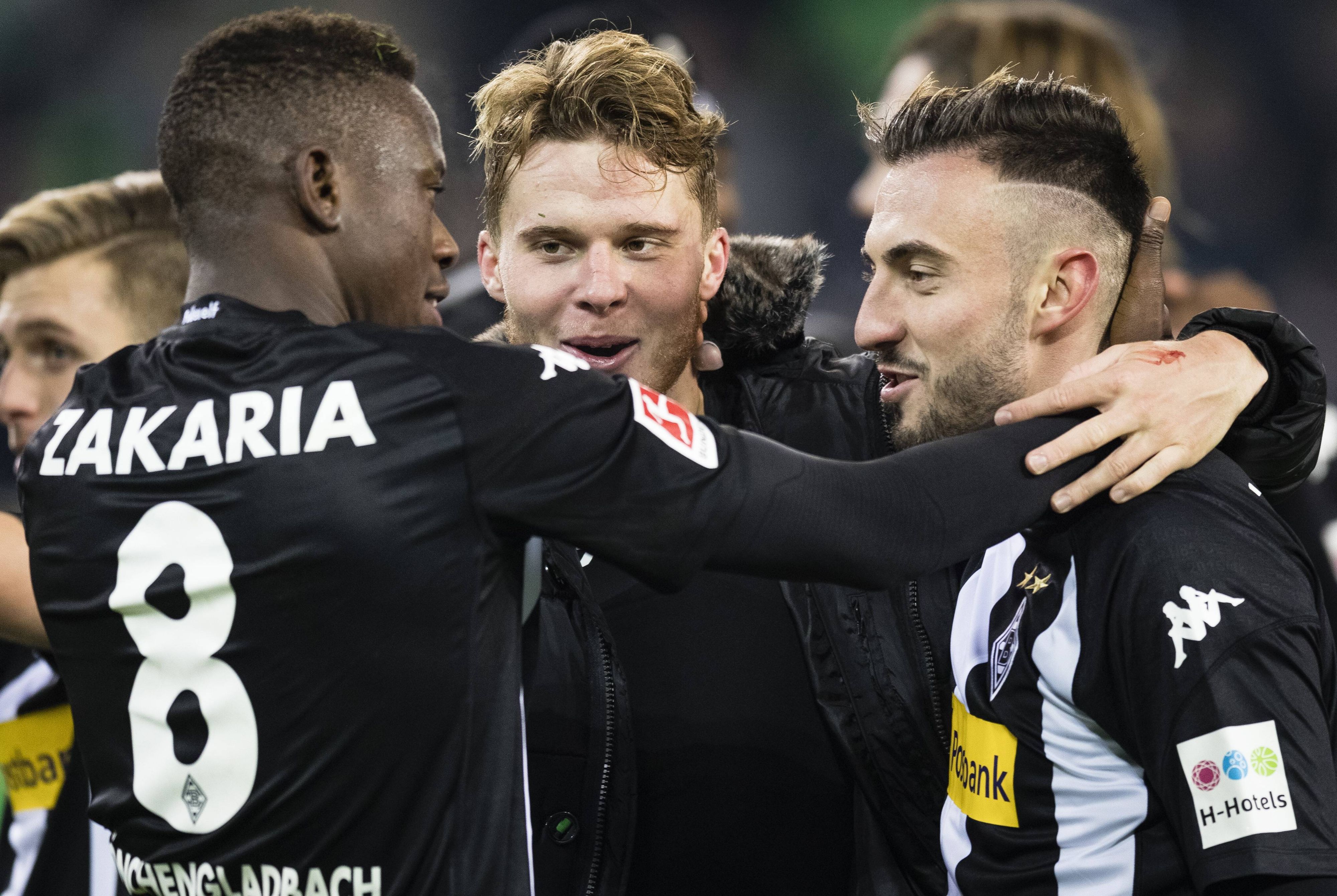 Josip Drmic (r.) feiert am 25. November 2017 einen Sieg gegen den FC Bayern München mit seinen Landsmännern Deniz Zakaria (M.) und Nico Elvedi.