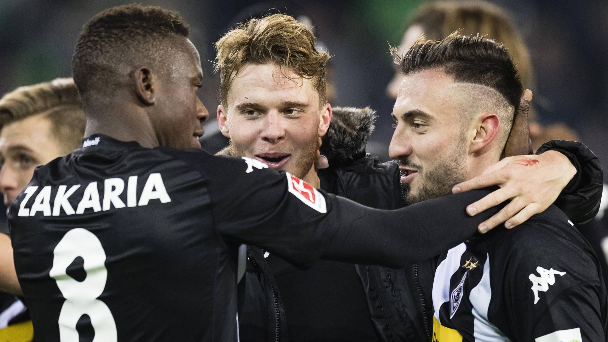 Josip Drmic (r.) feiert am 25. November 2017 einen Sieg gegen den FC Bayern München mit seinen Landsmännern Deniz Zakaria (M.) und Nico Elvedi.
