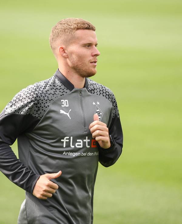 Nico Elvedi von Borussia Mönchengladbach, hier am 29. August 2023 bei einer Laufeinheit auf dem Trainingsplatz im Borussia-Park.