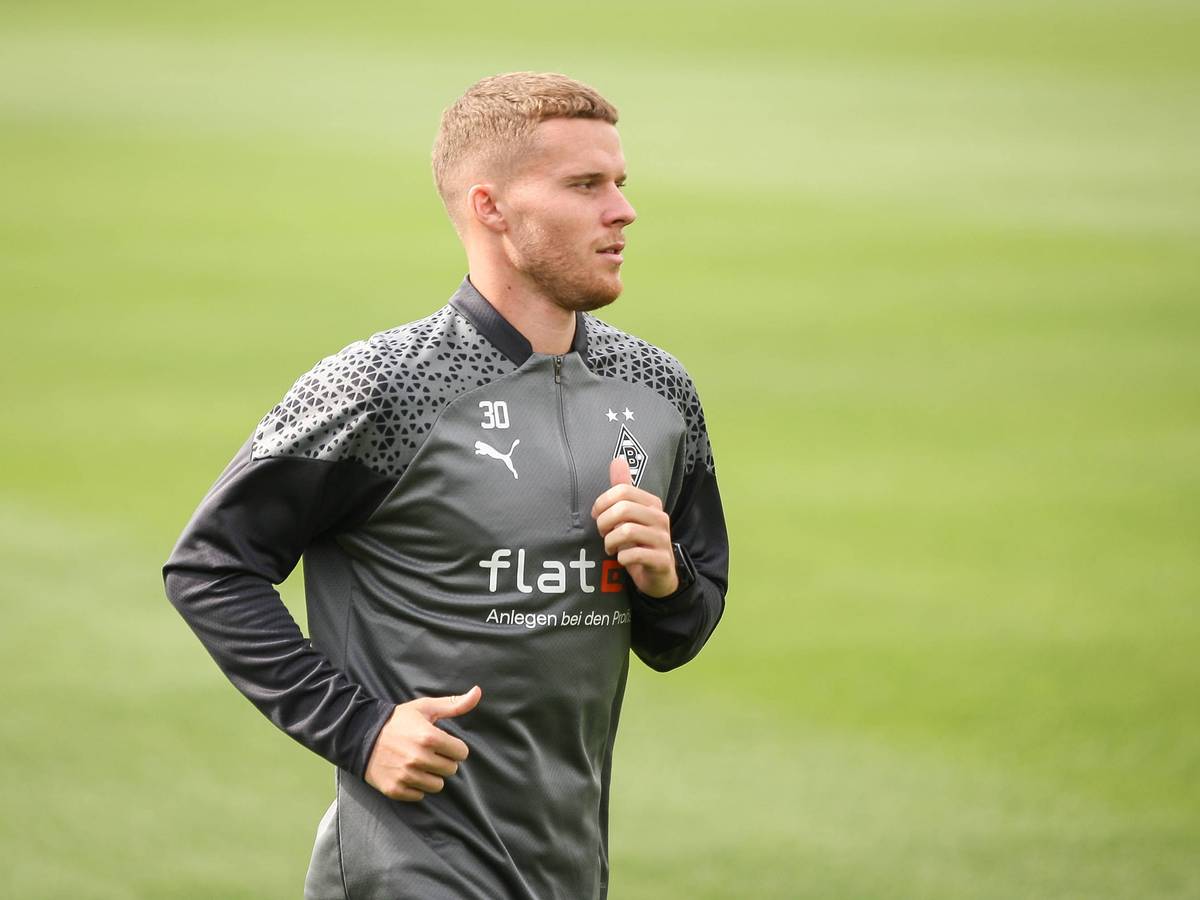 Nico Elvedi von Borussia Mönchengladbach, hier am 29. August 2023 bei einer Laufeinheit auf dem Trainingsplatz im Borussia-Park.