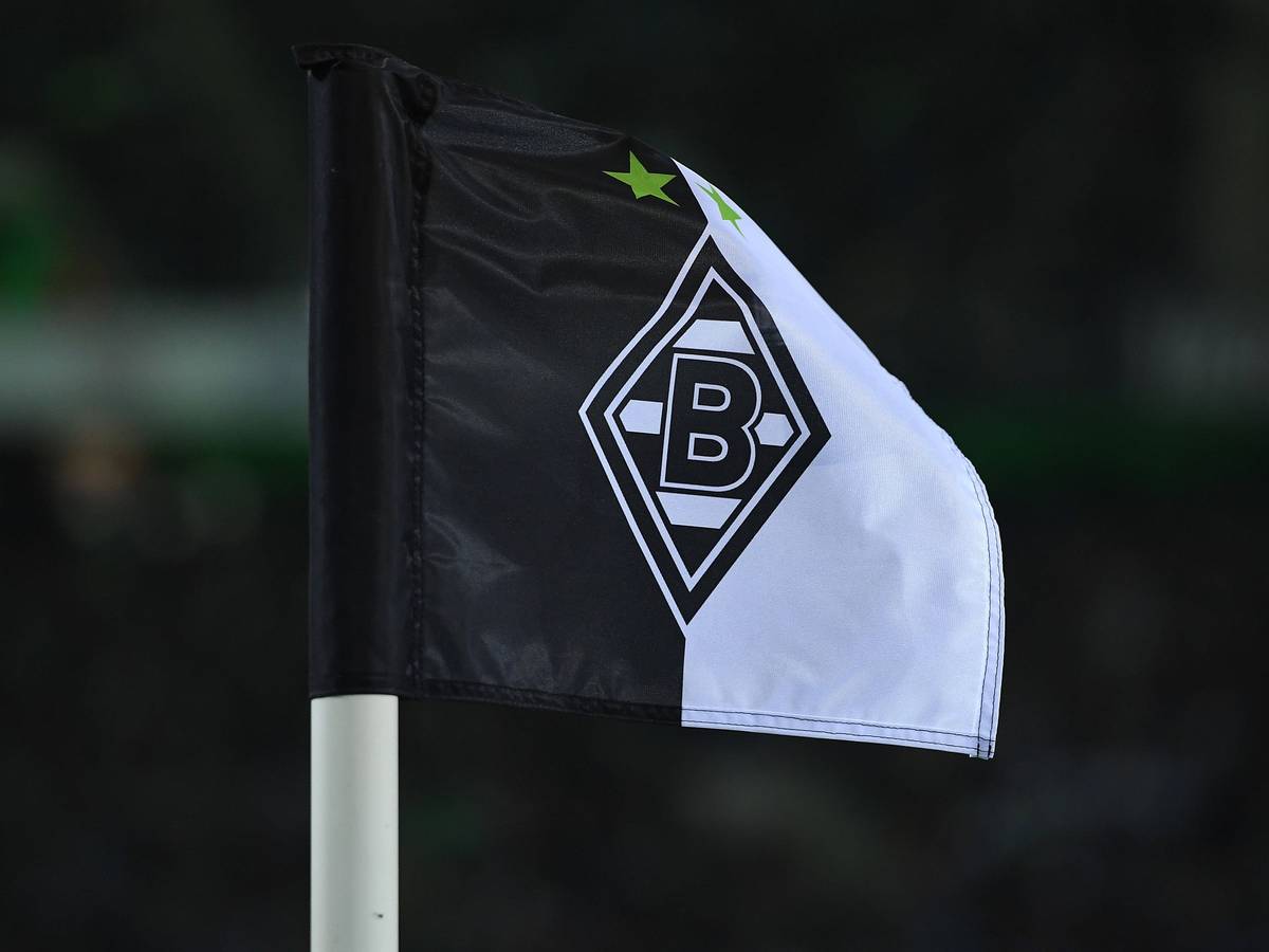 Symbolbild: Die Eckfahne im Borussia-Park, Stadion von Borussia Mönchengladbach weht am 23. April 2023 im Wind.