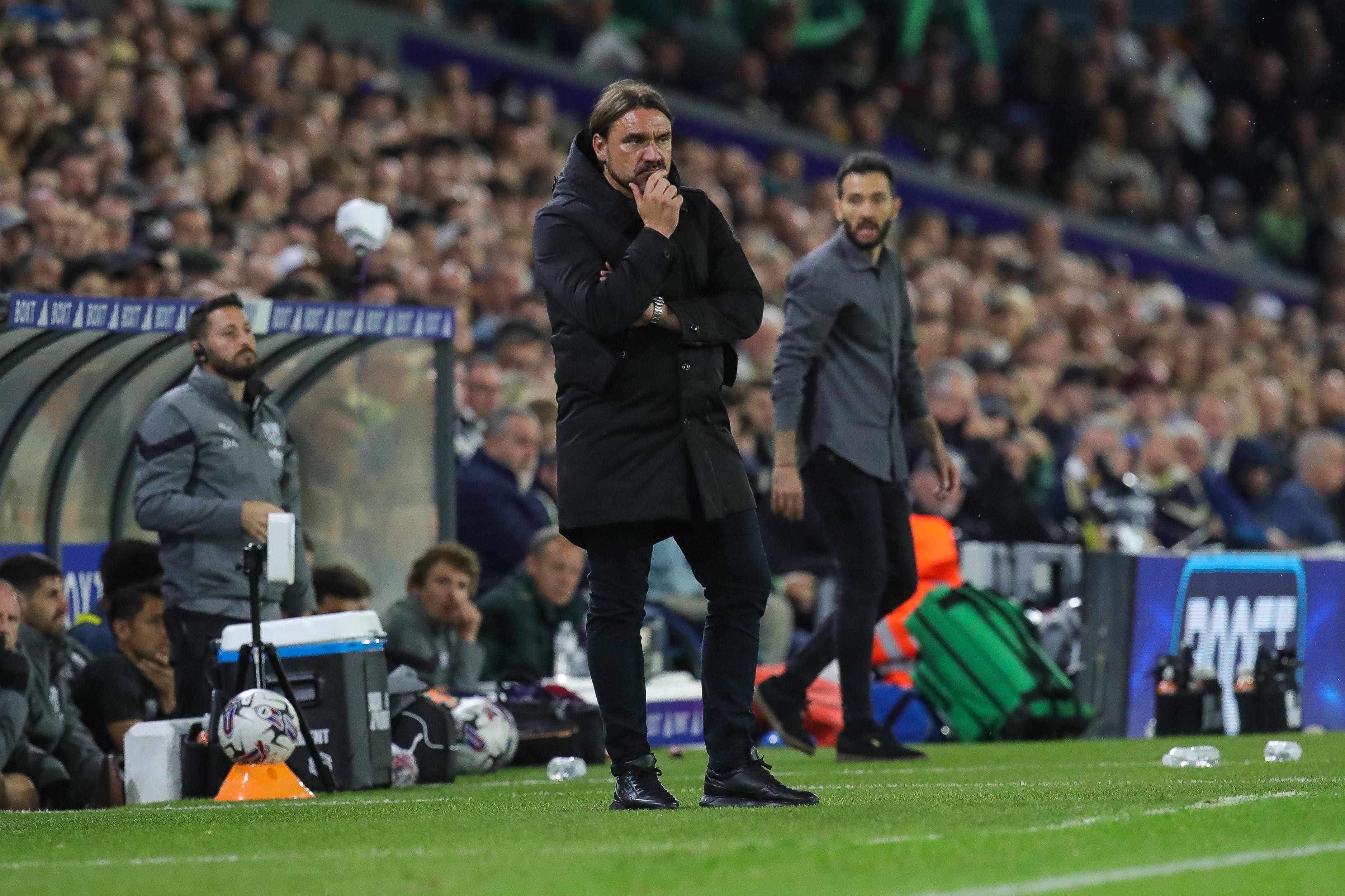 Daniel Farke, Ex-Coach von Borussia Mönchengladbach und derzeit bei Leeds United tätig, hier am 18. August beim Spiel gegen West Bromwich Albion mit nachdenklichem Blick.