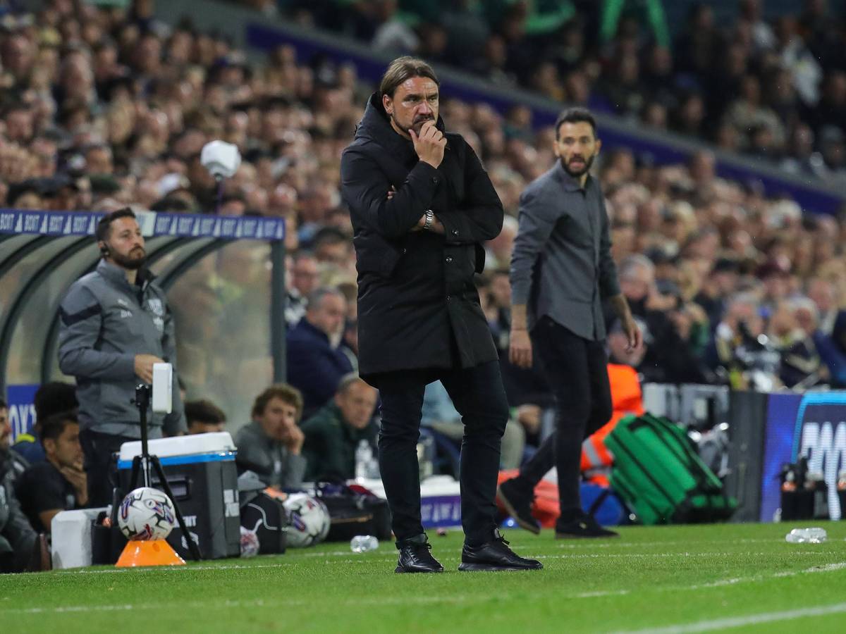 Daniel Farke, Ex-Coach von Borussia Mönchengladbach und derzeit bei Leeds United tätig, hier am 18. August beim Spiel gegen West Bromwich Albion mit nachdenklichem Blick.