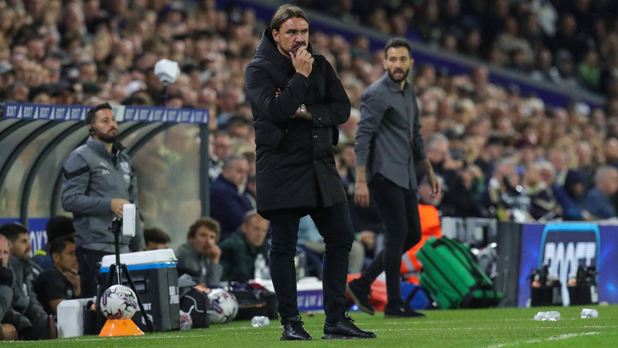 Daniel Farke, Ex-Coach von Borussia Mönchengladbach und derzeit bei Leeds United tätig, hier am 18. August beim Spiel gegen West Bromwich Albion mit nachdenklichem Blick.