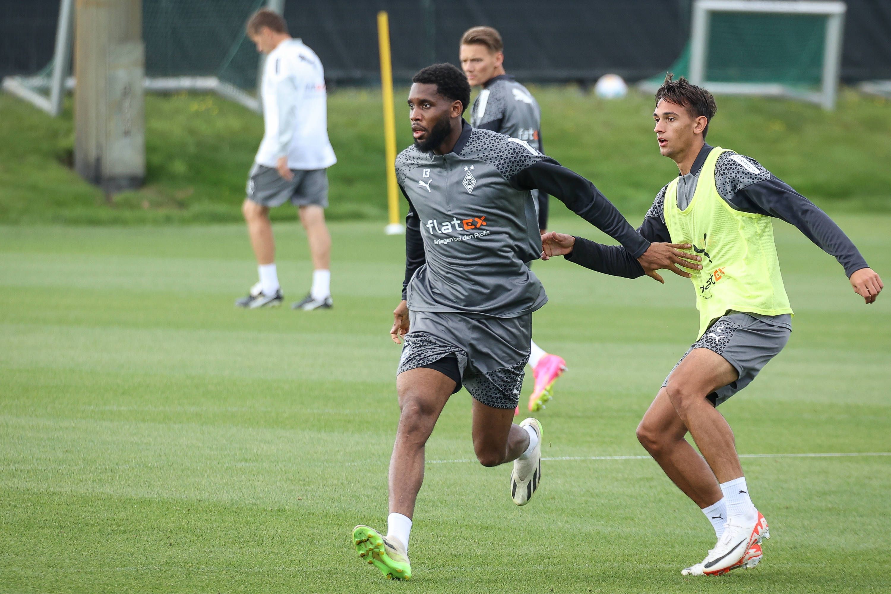 Jordan Siebatcheu (l.), hier gemeinsam mit seinem zukünftigen Teamkollegen Fabio Chiarodia (r.), wird von Union Berlin an Borussia Mönchengladbach verliehen. Das Foto zeigt ihn im Teamtraining mit den Fohlen am 31. August 2023.