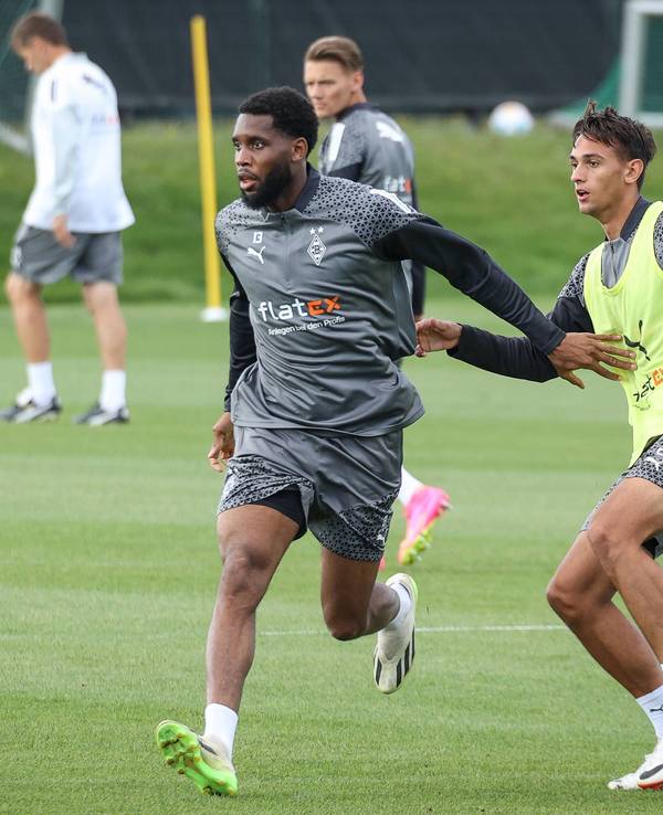 Jordan Siebatcheu (l.), hier gemeinsam mit seinem zukünftigen Teamkollegen Fabio Chiarodia (r.), wird von Union Berlin an Borussia Mönchengladbach verliehen. Das Foto zeigt ihn im Teamtraining mit den Fohlen am 31. August 2023.