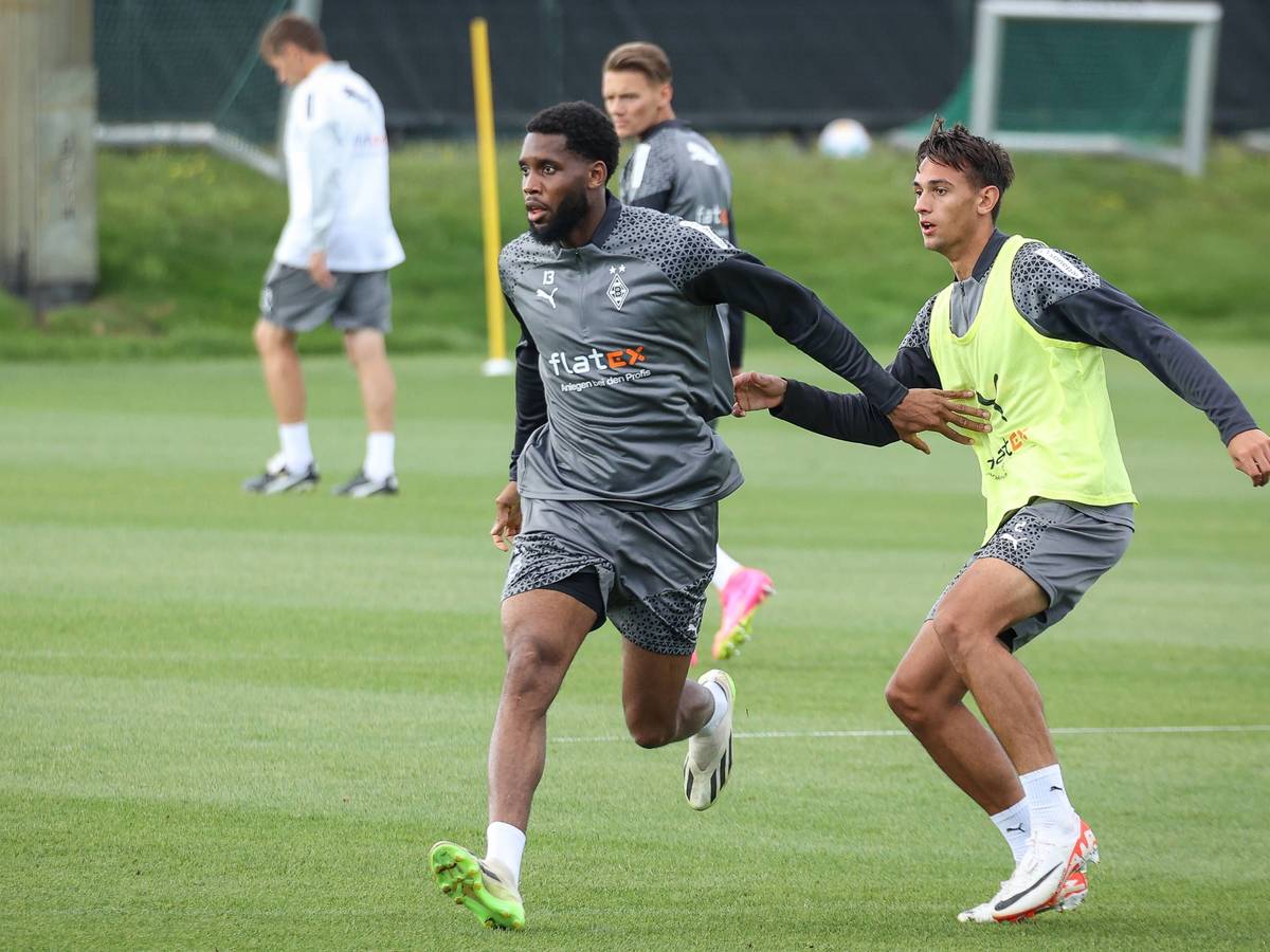 Jordan Siebatcheu (l.), hier gemeinsam mit seinem zukünftigen Teamkollegen Fabio Chiarodia (r.), wird von Union Berlin an Borussia Mönchengladbach verliehen. Das Foto zeigt ihn im Teamtraining mit den Fohlen am 31. August 2023.