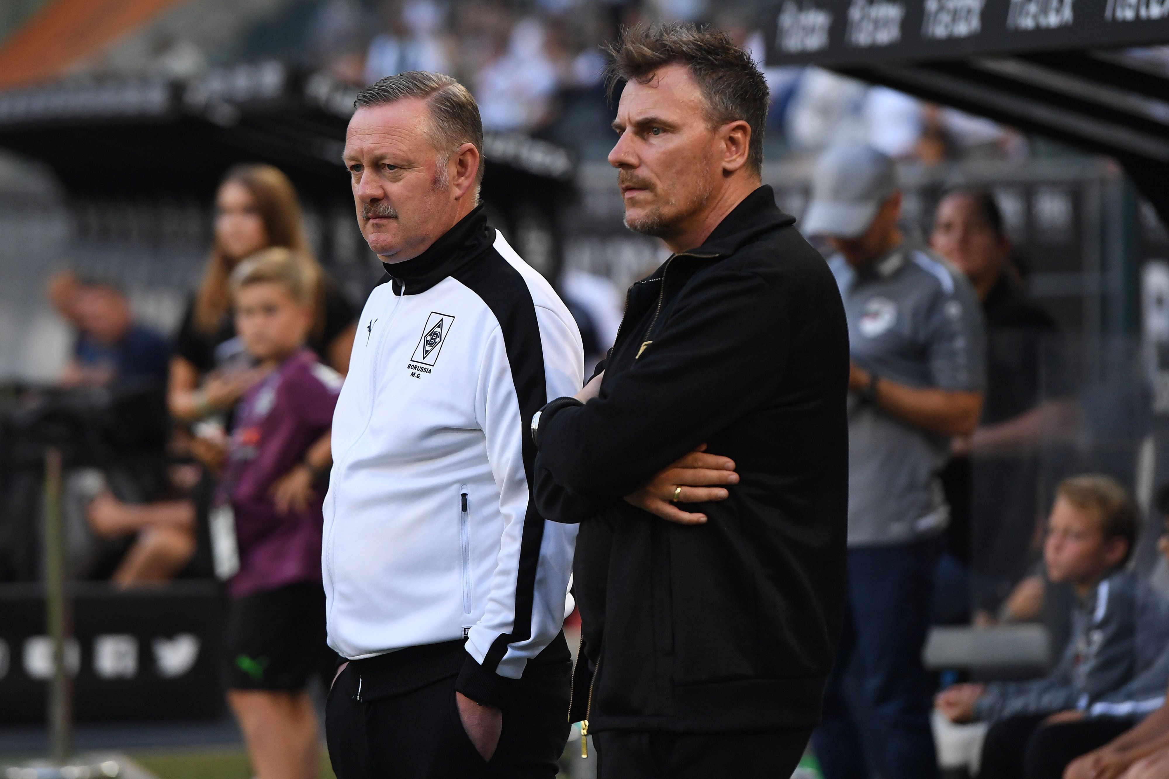 Roland Virkus (l.) und Steffen Korell stehen am 19. August 2022 am Spielfeldrand im Borussia-Park.