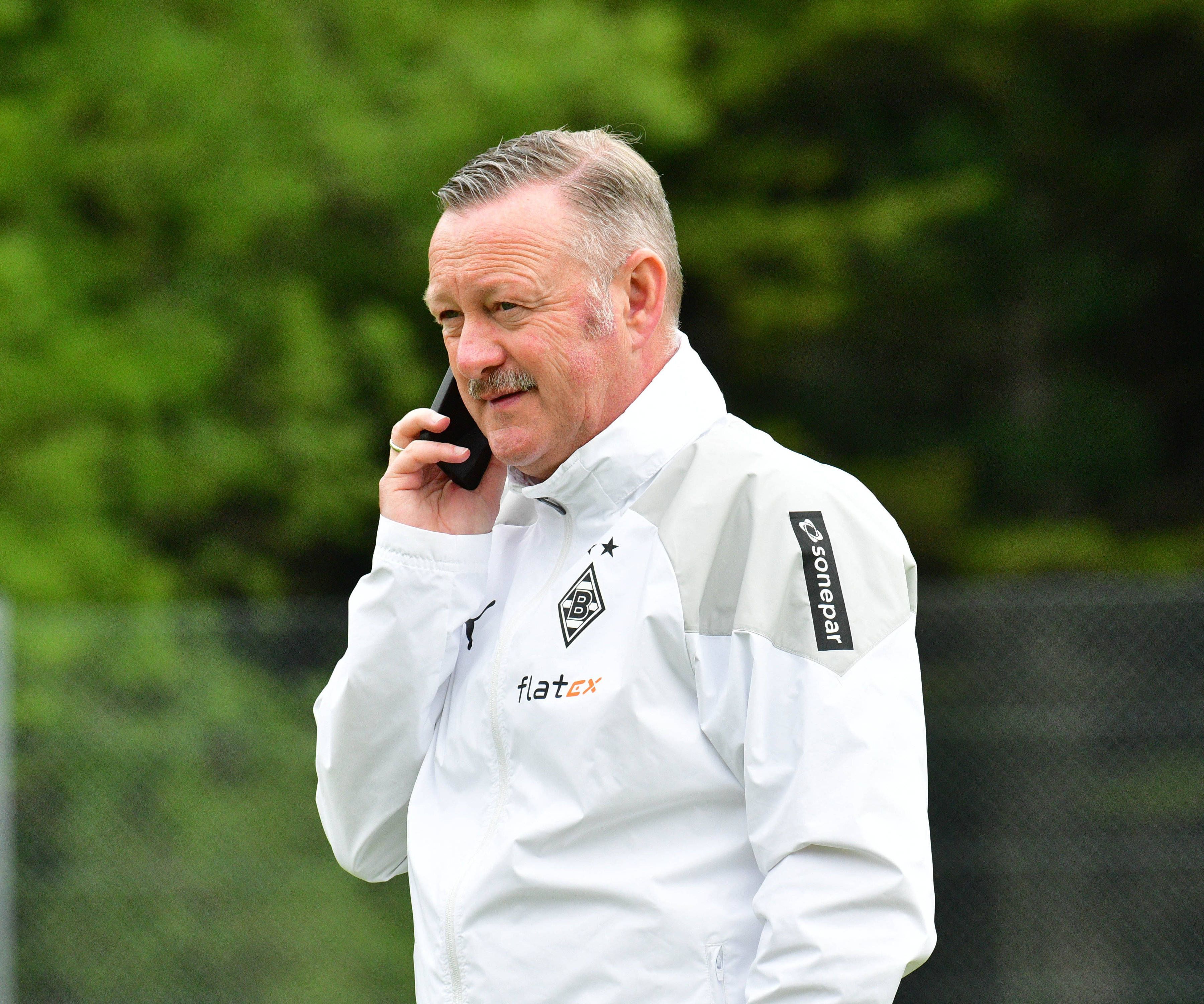 Roland Virkus telefoniert am 27. Juli 2023 im Trainingslager von Borussia Mönchengladbach.