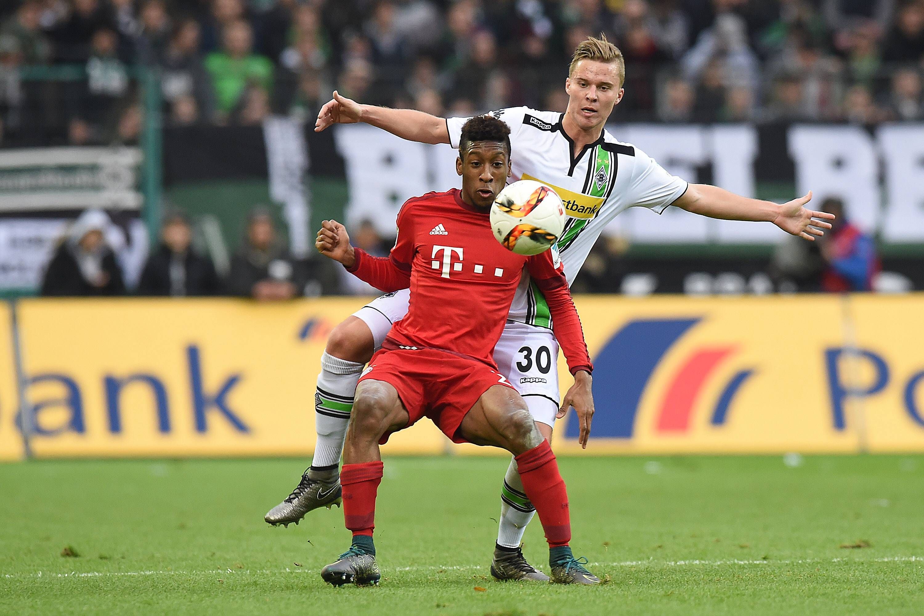 Nico Elvedi (r.) bestreitet am 5. Dezember 2015 einen Zweikampf mit Kingsley Coman.