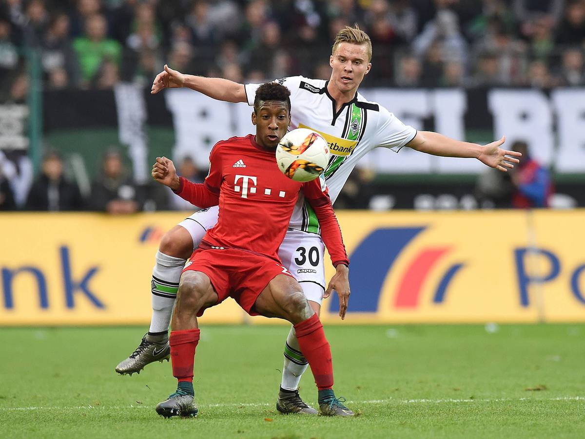 Nico Elvedi (r.) bestreitet am 5. Dezember 2015 einen Zweikampf mit Kingsley Coman.