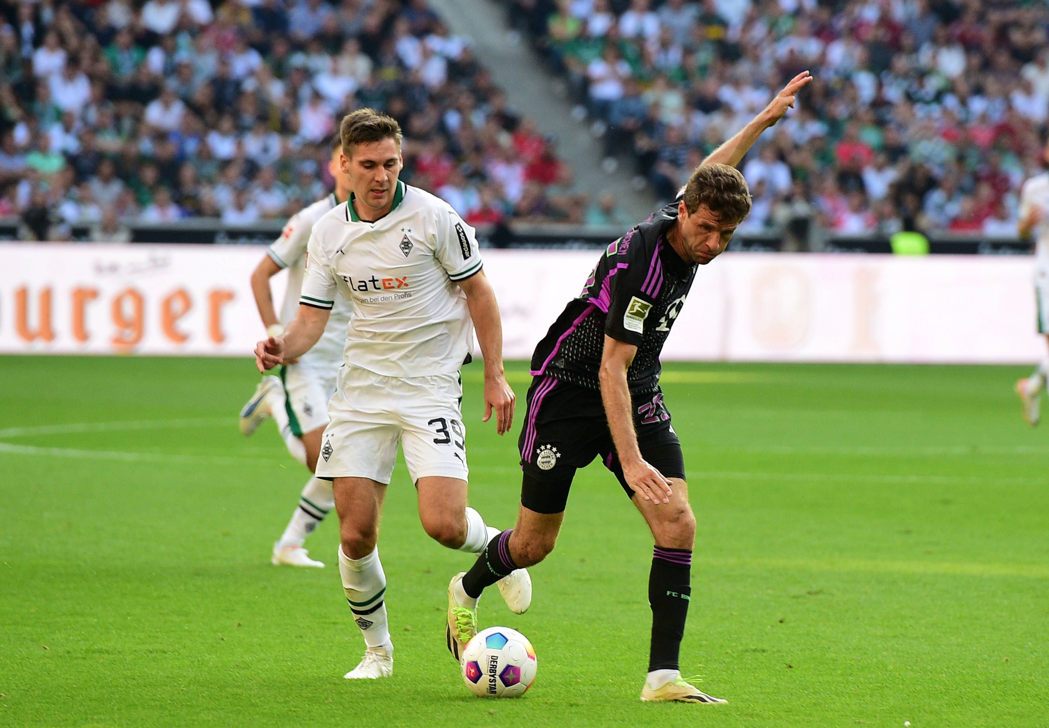 Maximilian Wöber (l.) und Thomas Müller kämpfen am 2. September 2023 im Spiel von Borussia Mönchengladbach gegen Bayern München um den Ball.