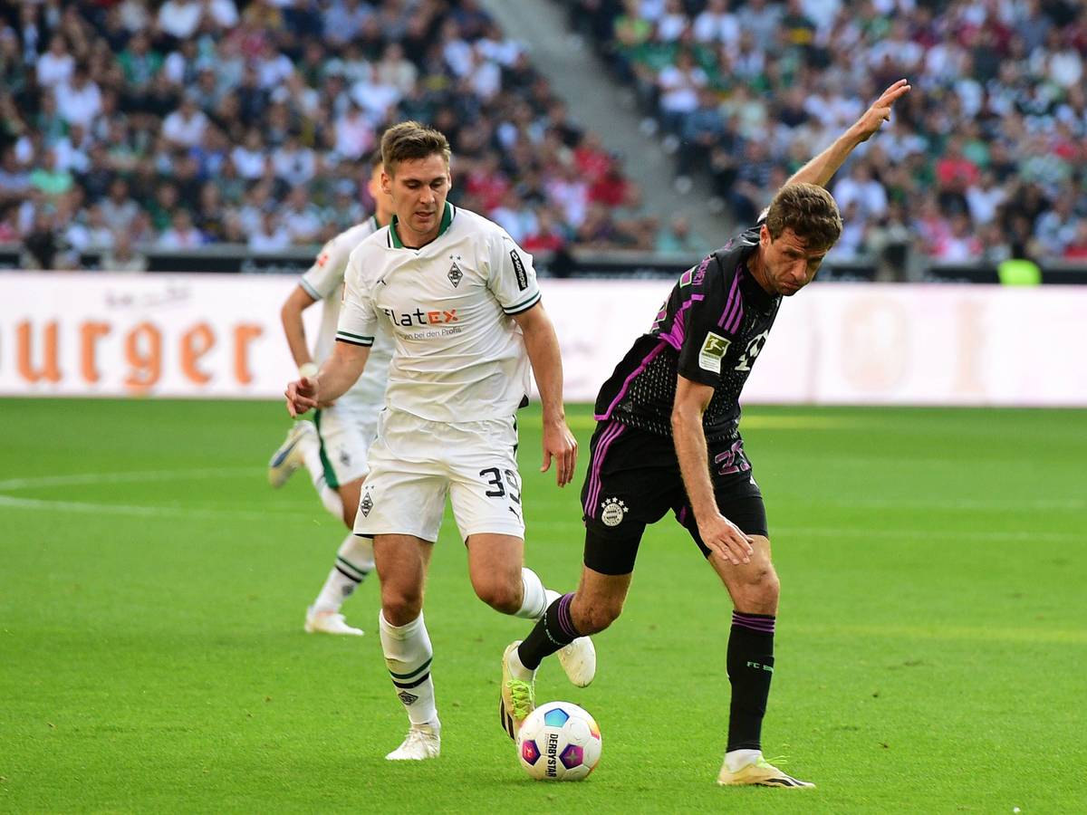 Maximilian Wöber (l.) und Thomas Müller kämpfen am 2. September 2023 im Spiel von Borussia Mönchengladbach gegen Bayern München um den Ball.