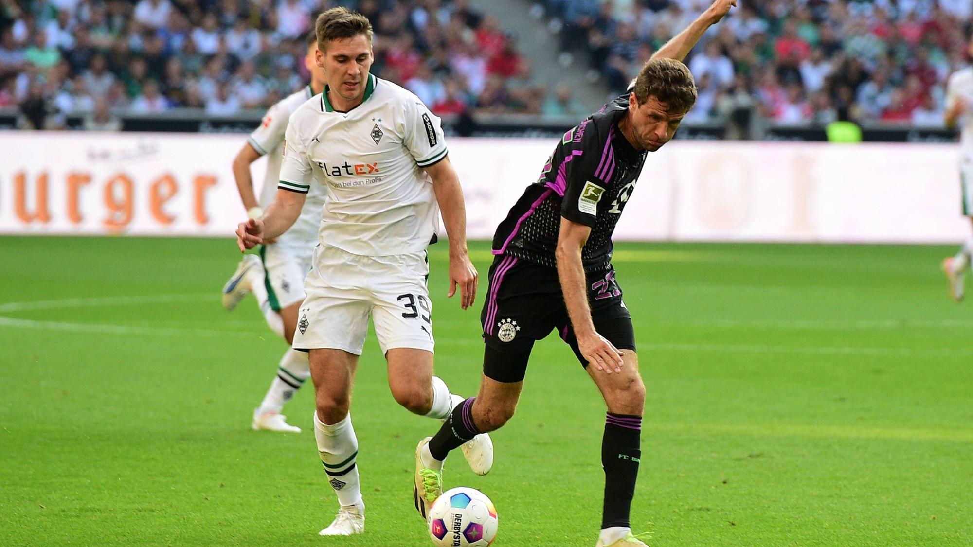 Maximilian Wöber (l.) und Thomas Müller kämpfen am 2. September 2023 im Spiel von Borussia Mönchengladbach gegen Bayern München um den Ball.