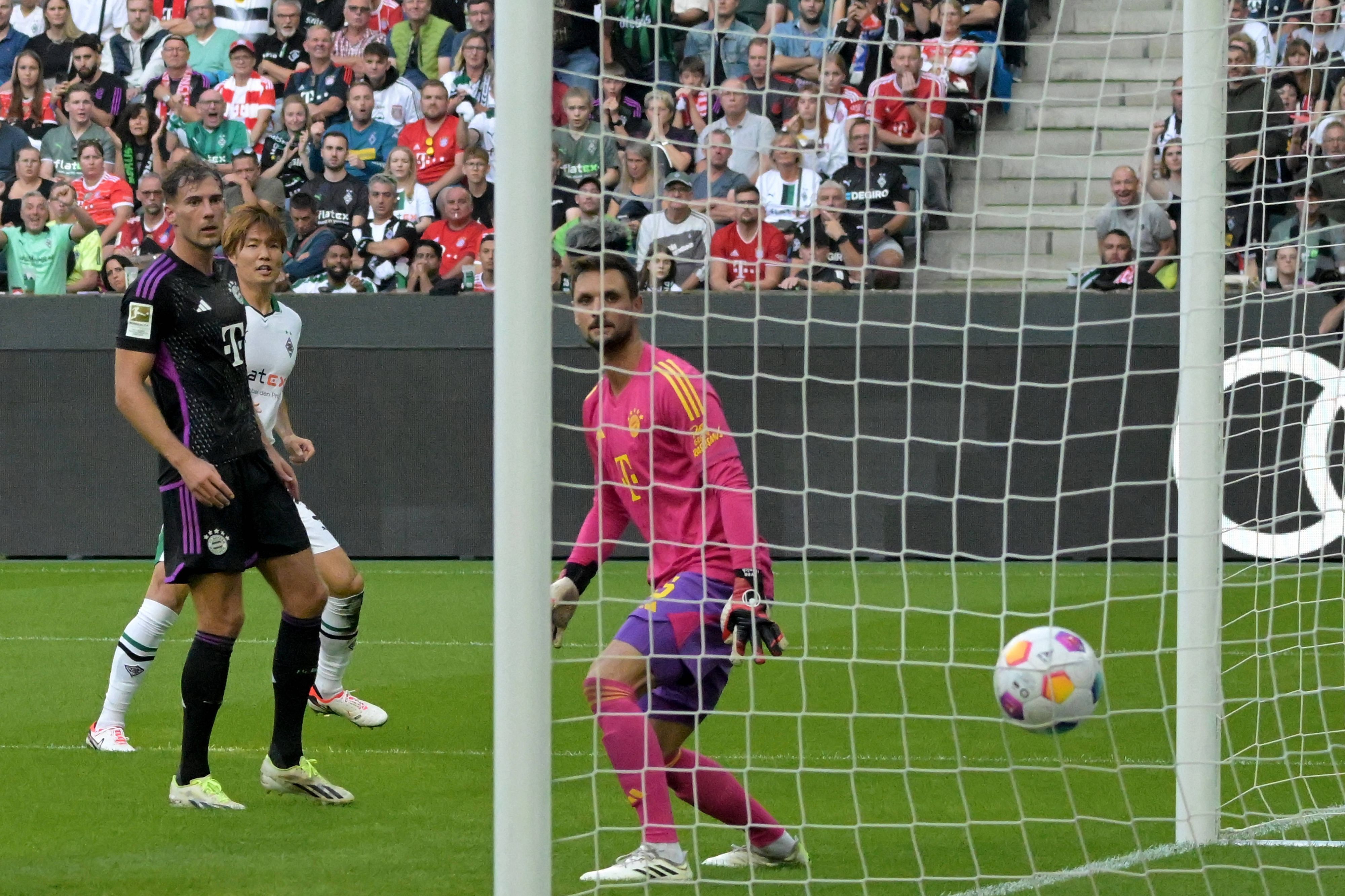 Der Kopfball von Ko Itakura schlägt am 2. September 2023 im Netz ein, Borussia Mönchengladbach geht 1:0 gegen den FC Bayern München in Führung.