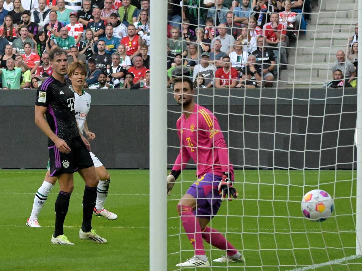 Der Kopfball von Ko Itakura schlägt am 2. September 2023 im Netz ein, Borussia Mönchengladbach geht 1:0 gegen den FC Bayern München in Führung.