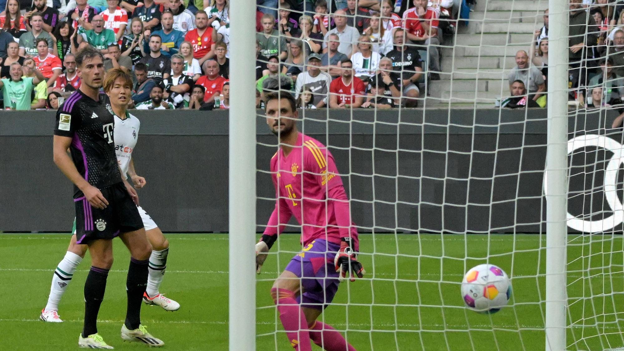 Der Kopfball von Ko Itakura schlägt am 2. September 2023 im Netz ein, Borussia Mönchengladbach geht 1:0 gegen den FC Bayern München in Führung.