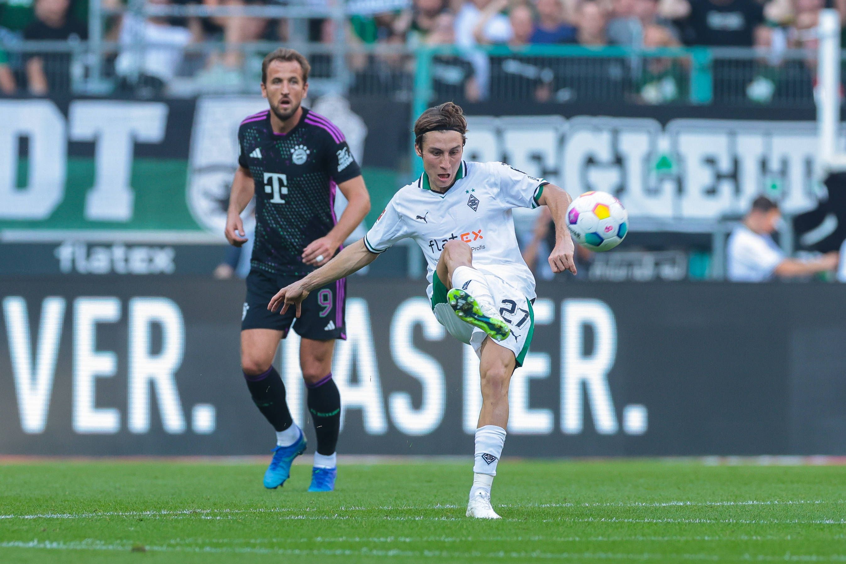 Rocco Reitz spielt einen Ball im Spiel von Borussia Mönchengladbach gegen Bayern München am 2. September 2023.