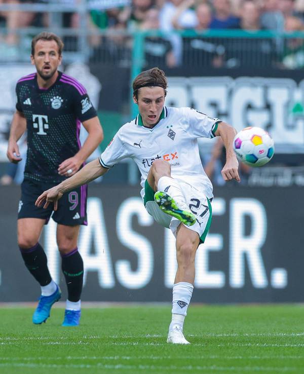 Rocco Reitz spielt einen Ball im Spiel von Borussia Mönchengladbach gegen Bayern München am 2. September 2023.