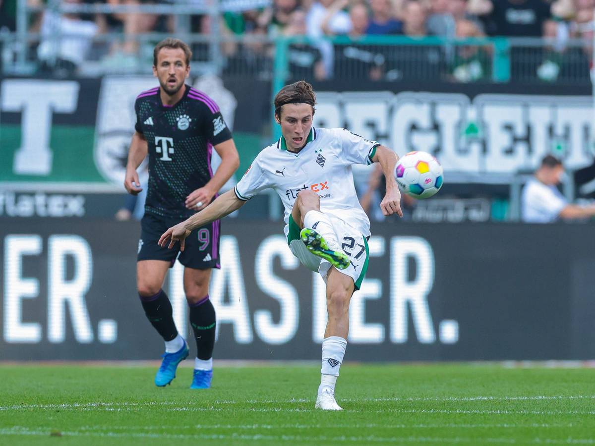 Rocco Reitz spielt einen Ball im Spiel von Borussia Mönchengladbach gegen Bayern München am 2. September 2023.