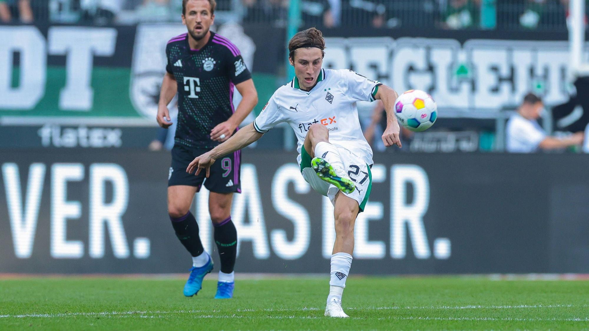 Rocco Reitz spielt einen Ball im Spiel von Borussia Mönchengladbach gegen Bayern München am 2. September 2023.
