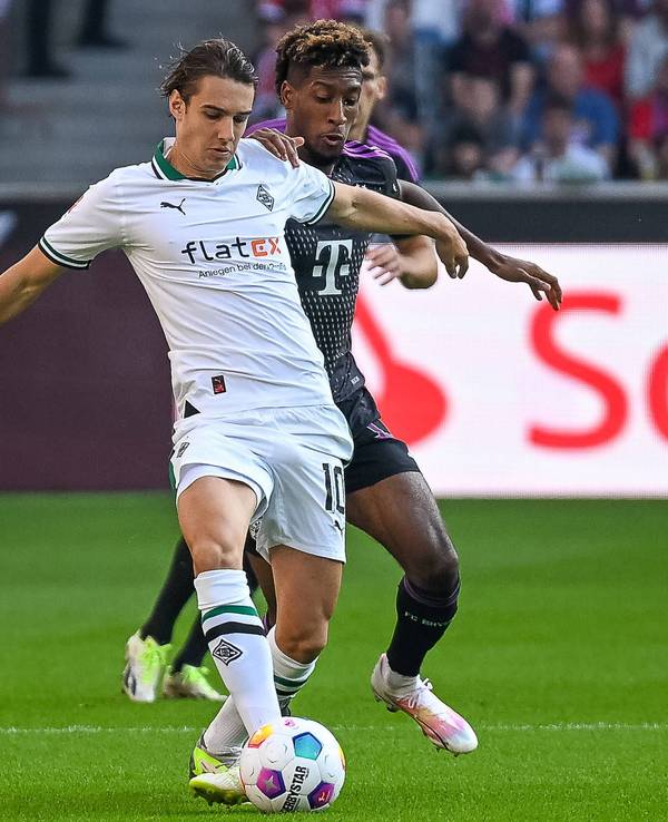 Florian Neuhaus (l.) von Borussia Mönchengladbach, hier im Zweikampf mit Bayerns Kingsley Coman (r.) am 2. September 2023 beim Bundesliga-Spiel gegen den FC Bayern München, welches mit einem 2:1-Sieg der Gäste endete.