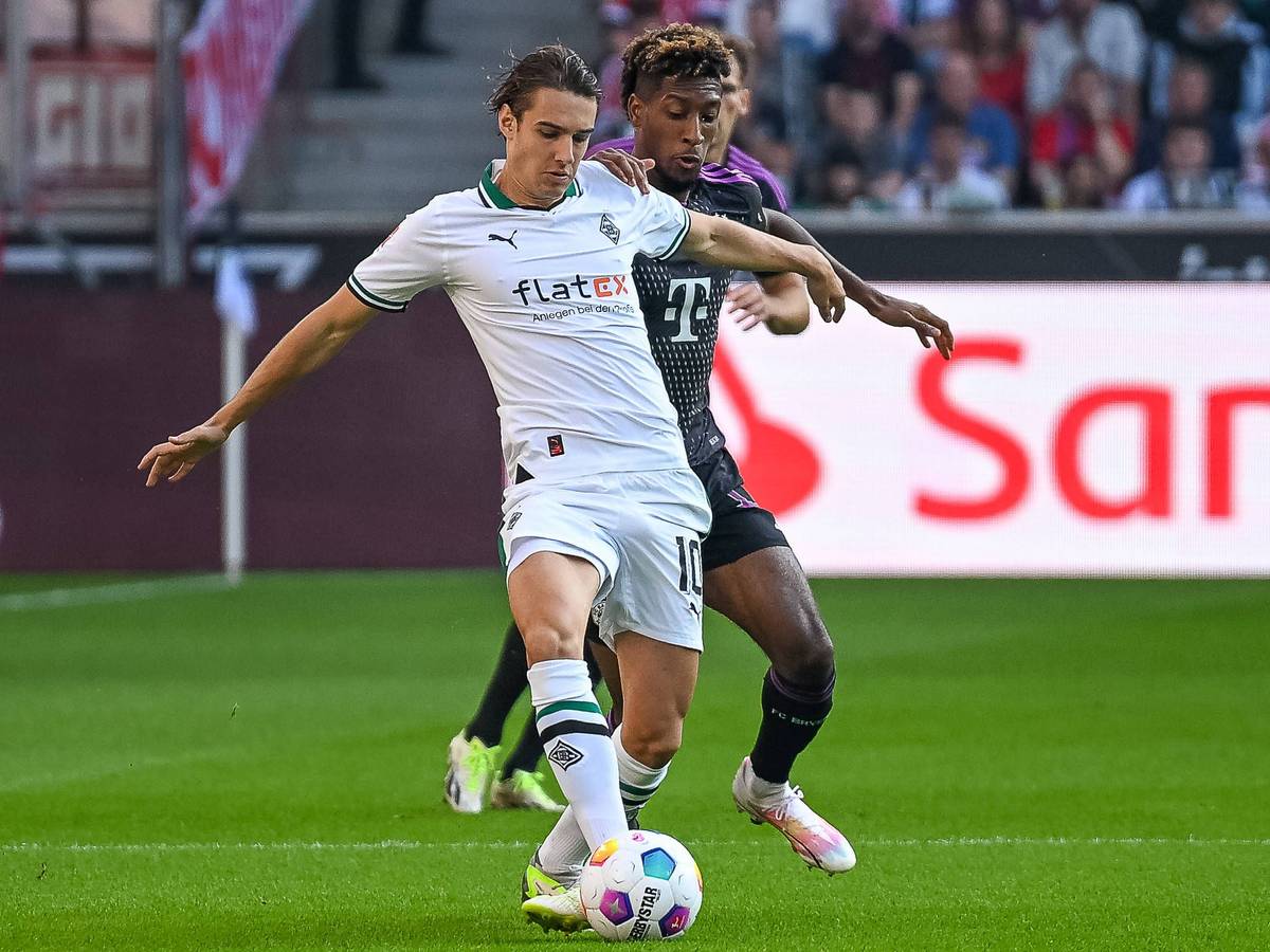 Florian Neuhaus (l.) von Borussia Mönchengladbach, hier im Zweikampf mit Bayerns Kingsley Coman (r.) am 2. September 2023 beim Bundesliga-Spiel gegen den FC Bayern München, welches mit einem 2:1-Sieg der Gäste endete.