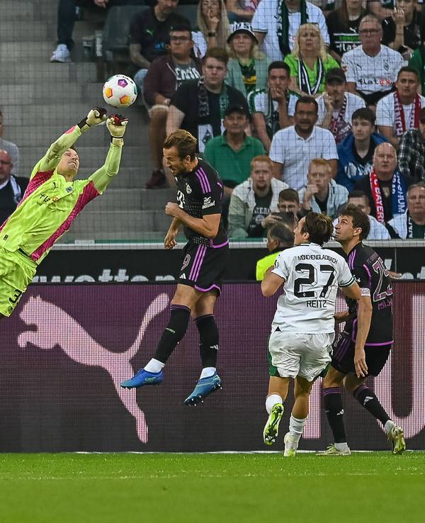 Borussia Mönchengladbach hat am Samstag (2. September 2023) knapp mit 1:2 gegen den FC Bayern München verloren. Das Foto zeigt Keeper Moritz Nicolas bei einer Parade.