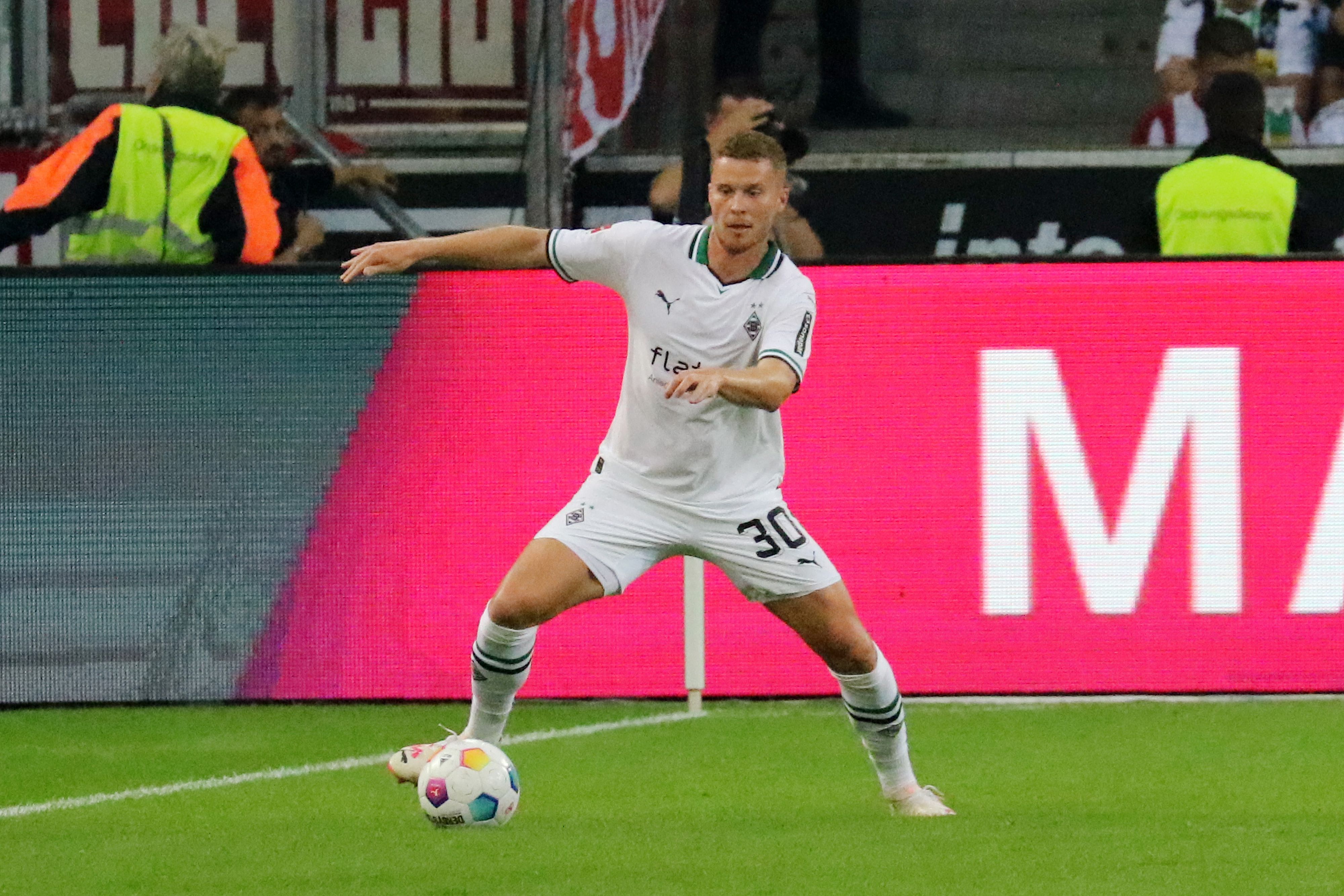 Nico Elvedi schaut am 2. September 2023 auf den Ball.