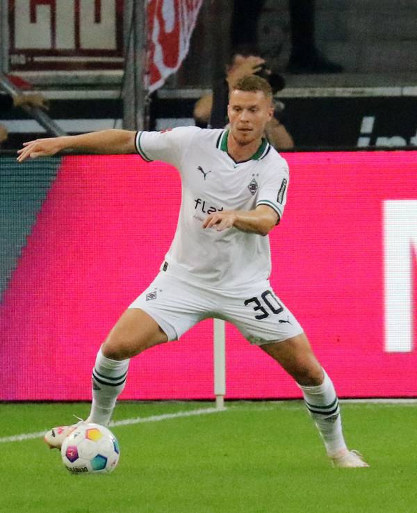 Nico Elvedi schaut am 2. September 2023 auf den Ball.