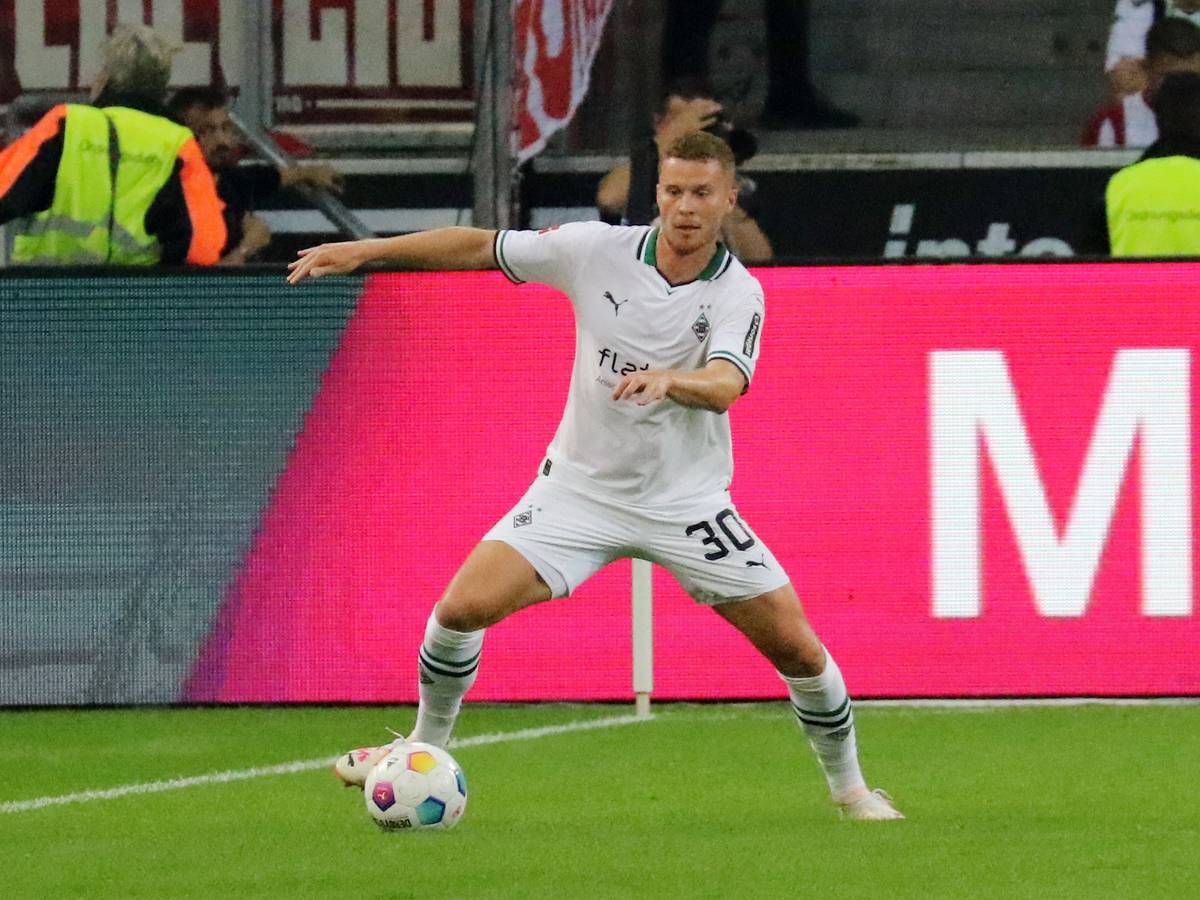 Nico Elvedi schaut am 2. September 2023 auf den Ball.