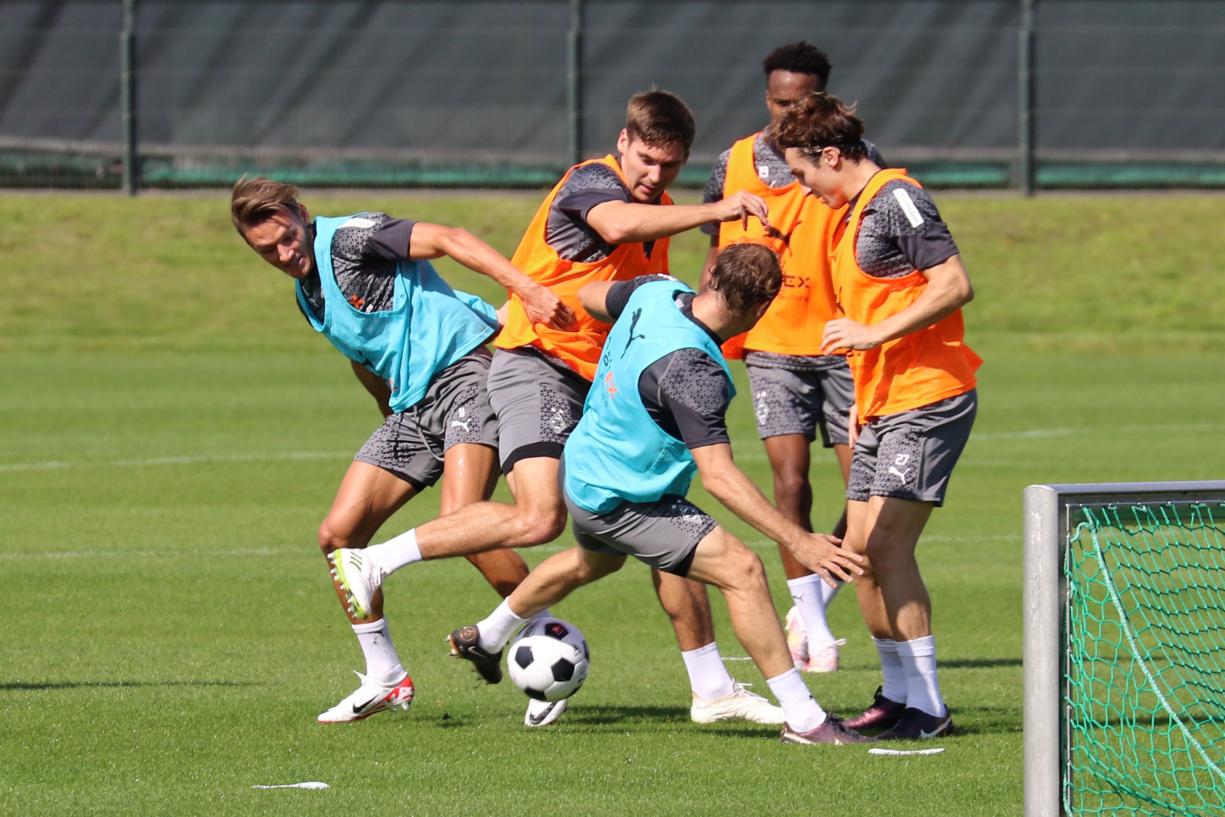 Hannes Wolf (l.) geht im Training von Borussia Mönchengladbach am 15. August 2023 mit seinen Teamkollegen in den Zweikampf.