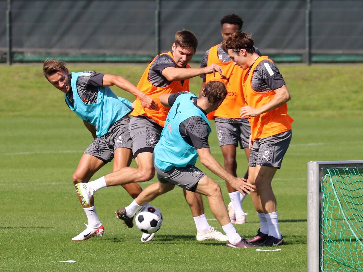 Hannes Wolf (l.) geht im Training von Borussia Mönchengladbach am 15. August 2023 mit seinen Teamkollegen in den Zweikampf.